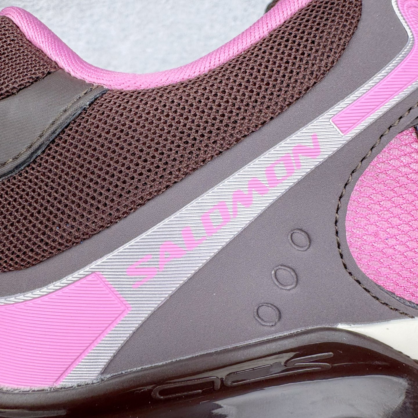 图片[18]-＃HP SALOMON XT-WHISPER 萨洛蒙圆头防滑耐磨低帮休闲越野训练城市通勤跑步鞋 男女同款 浅棕色 纯原外贸平台特供订单 耗时半年巨作 全套原纸板楦头开发 原厂特供网布配套加持 确保原汁原味 完美呈现版型 原档数据独家私模五层组合大底 男女鞋同步官方开发至46.5 原装Ortholite轻量化鞋垫 中底布带钢印编号 原厂TPU锁扣 进口港宝加持 后跟自然饱满 还原公司包裹性 鞋面以“锯齿”状的包裹系统呈现 在基色底之下加入了各种色点缀 将公司的最新技术和时尚前卫的造型融入耐用的长跑款式中 鞋面由 TPU 薄膜制成 并焊接在高耐磨网眼上 使其既时尚又坚固 由 ACS底盘支撑 可增强稳定性和支撑力 以及由橡胶凸耳 Contragrip外底覆盖的 EVA 缓冲中底 旨在应对崎岖的地形 鞋舌上的彩色Salomon 标签、Quicklace 系统以及鞋头、鞋舌和鞋跟上的附加品牌使细节更加完美 让穿着者可以轻松驾驭户外与通勤下的任何运动生活场景 无缝鞋身户外随意纵横 颜值与脚感兼备 出街通勤 绝对非常吸睛 你值得拥有 尺码：36 36.5 37.5 38 38.5 39 40 40.5 41 42 42.5 43 44 44.5 45 46 46.5 注意：偏小1码-选品中心