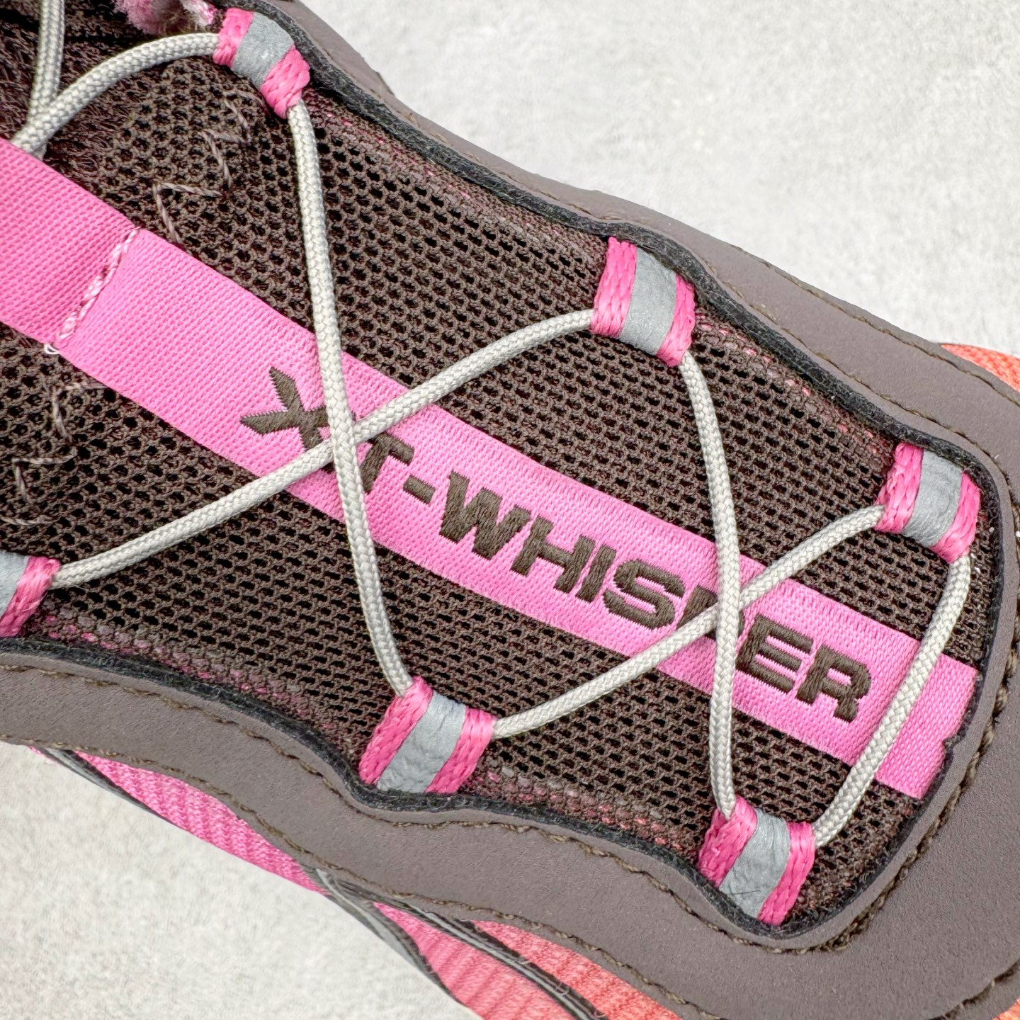 图片[14]-＃HP SALOMON XT-WHISPER 萨洛蒙圆头防滑耐磨低帮休闲越野训练城市通勤跑步鞋 男女同款 浅棕色 纯原外贸平台特供订单 耗时半年巨作 全套原纸板楦头开发 原厂特供网布配套加持 确保原汁原味 完美呈现版型 原档数据独家私模五层组合大底 男女鞋同步官方开发至46.5 原装Ortholite轻量化鞋垫 中底布带钢印编号 原厂TPU锁扣 进口港宝加持 后跟自然饱满 还原公司包裹性 鞋面以“锯齿”状的包裹系统呈现 在基色底之下加入了各种色点缀 将公司的最新技术和时尚前卫的造型融入耐用的长跑款式中 鞋面由 TPU 薄膜制成 并焊接在高耐磨网眼上 使其既时尚又坚固 由 ACS底盘支撑 可增强稳定性和支撑力 以及由橡胶凸耳 Contragrip外底覆盖的 EVA 缓冲中底 旨在应对崎岖的地形 鞋舌上的彩色Salomon 标签、Quicklace 系统以及鞋头、鞋舌和鞋跟上的附加品牌使细节更加完美 让穿着者可以轻松驾驭户外与通勤下的任何运动生活场景 无缝鞋身户外随意纵横 颜值与脚感兼备 出街通勤 绝对非常吸睛 你值得拥有 尺码：36 36.5 37.5 38 38.5 39 40 40.5 41 42 42.5 43 44 44.5 45 46 46.5 注意：偏小1码-选品中心