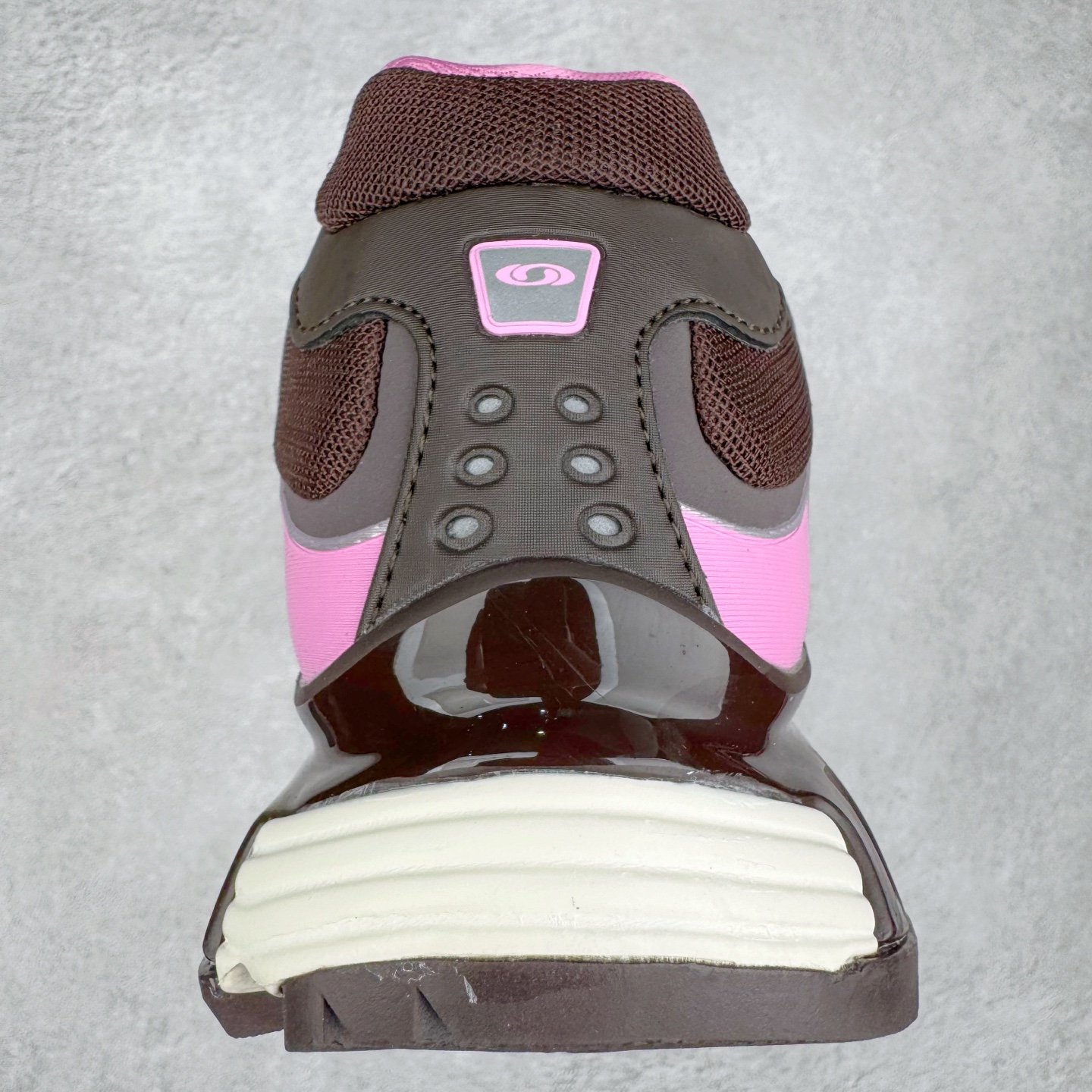 图片[8]-＃HP SALOMON XT-WHISPER 萨洛蒙圆头防滑耐磨低帮休闲越野训练城市通勤跑步鞋 男女同款 浅棕色 纯原外贸平台特供订单 耗时半年巨作 全套原纸板楦头开发 原厂特供网布配套加持 确保原汁原味 完美呈现版型 原档数据独家私模五层组合大底 男女鞋同步官方开发至46.5 原装Ortholite轻量化鞋垫 中底布带钢印编号 原厂TPU锁扣 进口港宝加持 后跟自然饱满 还原公司包裹性 鞋面以“锯齿”状的包裹系统呈现 在基色底之下加入了各种色点缀 将公司的最新技术和时尚前卫的造型融入耐用的长跑款式中 鞋面由 TPU 薄膜制成 并焊接在高耐磨网眼上 使其既时尚又坚固 由 ACS底盘支撑 可增强稳定性和支撑力 以及由橡胶凸耳 Contragrip外底覆盖的 EVA 缓冲中底 旨在应对崎岖的地形 鞋舌上的彩色Salomon 标签、Quicklace 系统以及鞋头、鞋舌和鞋跟上的附加品牌使细节更加完美 让穿着者可以轻松驾驭户外与通勤下的任何运动生活场景 无缝鞋身户外随意纵横 颜值与脚感兼备 出街通勤 绝对非常吸睛 你值得拥有 尺码：36 36.5 37.5 38 38.5 39 40 40.5 41 42 42.5 43 44 44.5 45 46 46.5 注意：偏小1码-选品中心