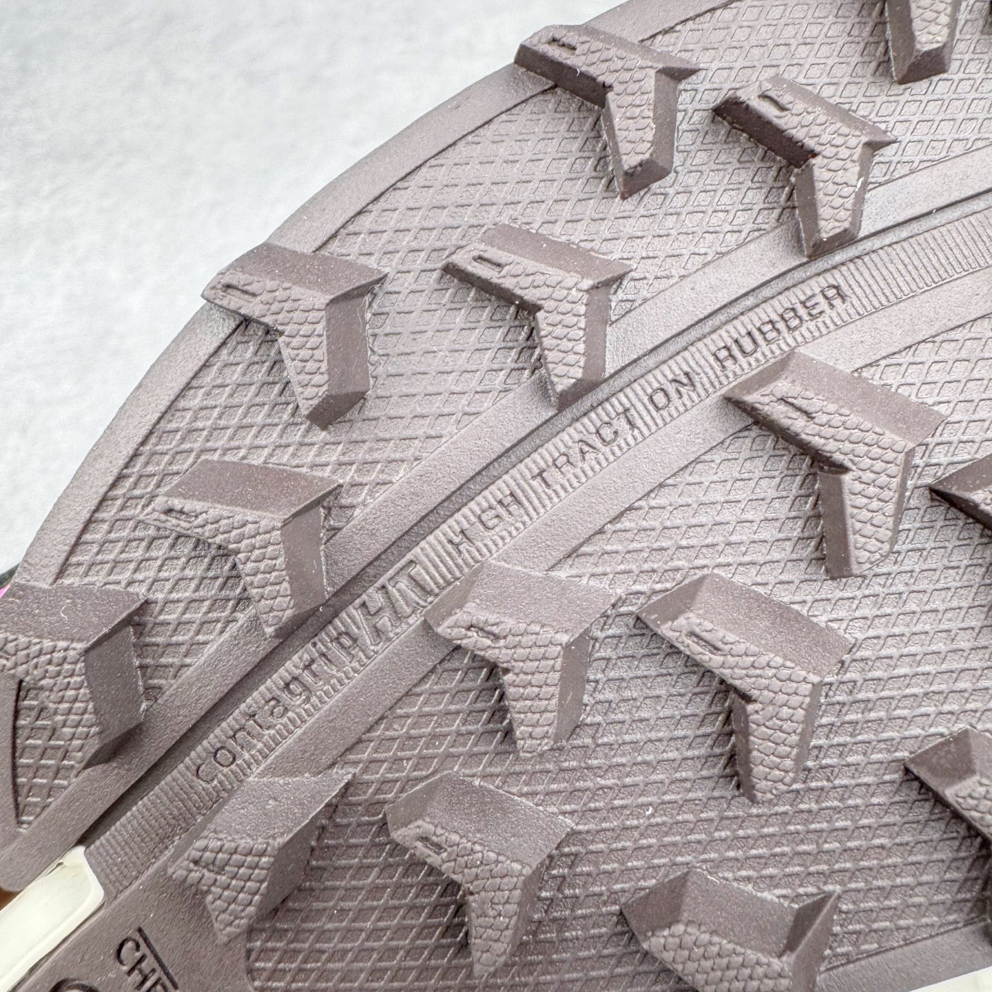 图片[20]-＃HP SALOMON XT-WHISPER 萨洛蒙圆头防滑耐磨低帮休闲越野训练城市通勤跑步鞋 男女同款 浅棕色 纯原外贸平台特供订单 耗时半年巨作 全套原纸板楦头开发 原厂特供网布配套加持 确保原汁原味 完美呈现版型 原档数据独家私模五层组合大底 男女鞋同步官方开发至46.5 原装Ortholite轻量化鞋垫 中底布带钢印编号 原厂TPU锁扣 进口港宝加持 后跟自然饱满 还原公司包裹性 鞋面以“锯齿”状的包裹系统呈现 在基色底之下加入了各种色点缀 将公司的最新技术和时尚前卫的造型融入耐用的长跑款式中 鞋面由 TPU 薄膜制成 并焊接在高耐磨网眼上 使其既时尚又坚固 由 ACS底盘支撑 可增强稳定性和支撑力 以及由橡胶凸耳 Contragrip外底覆盖的 EVA 缓冲中底 旨在应对崎岖的地形 鞋舌上的彩色Salomon 标签、Quicklace 系统以及鞋头、鞋舌和鞋跟上的附加品牌使细节更加完美 让穿着者可以轻松驾驭户外与通勤下的任何运动生活场景 无缝鞋身户外随意纵横 颜值与脚感兼备 出街通勤 绝对非常吸睛 你值得拥有 尺码：36 36.5 37.5 38 38.5 39 40 40.5 41 42 42.5 43 44 44.5 45 46 46.5 注意：偏小1码-选品中心