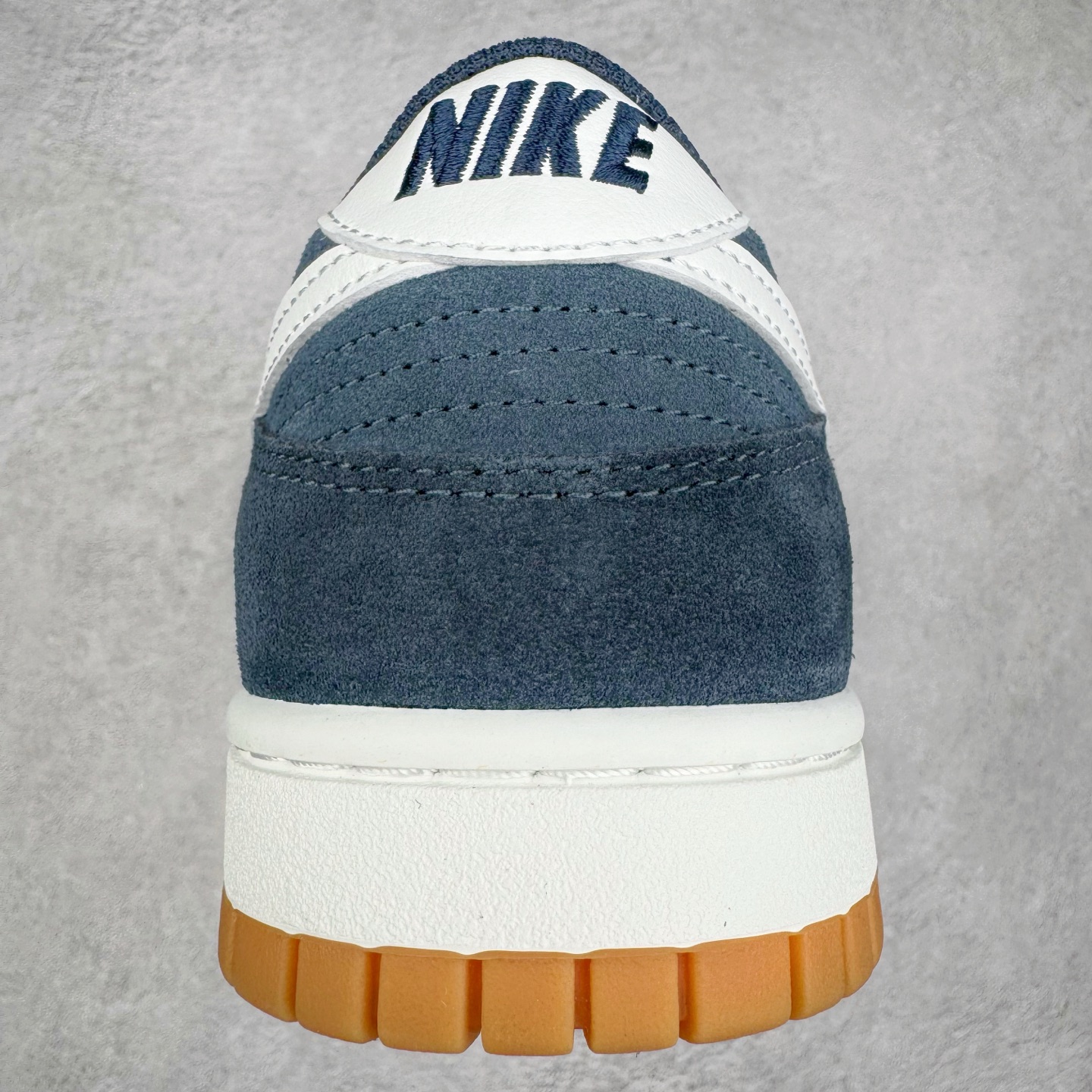 图片[8]-＃YC纯原 NK Dunk Low 海军蓝 HQ1931-400 实力大厂出品 新配色陆续开发 利润个位数只为口碑 全套原纸板楦头开发 确保原汁原味 完美呈现DUNK版型 一比一鞋头弧度高度鞋身弧度 此版本只针对中端市场 皮料材质有所更替 其他数据细节工艺流程均保持一致 绝不口嗨 细节品控鞋型随意对比 独家私模官方第六代原厂航空铝磨具打磨大底 鞋头坡度极致还原 无解鞋型 原盒原配 圈内天花板工艺 原厂玻璃冲刀 超高清洁度 全鞋零毛边皮料切割 原厂中底布点胶 中底布拉帮走线遵循公司 尺码：36 36.5 37.5 38 38.5 39 40 40.5 41 42 42.5 43 44 44.5 45 46-选品中心