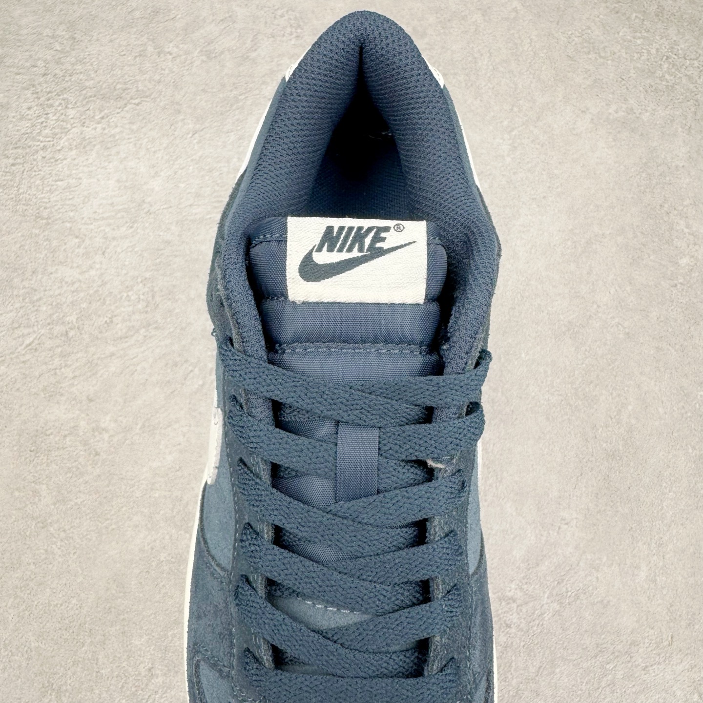 图片[5]-＃YC纯原 NK Dunk Low 海军蓝 HQ1931-400 实力大厂出品 新配色陆续开发 利润个位数只为口碑 全套原纸板楦头开发 确保原汁原味 完美呈现DUNK版型 一比一鞋头弧度高度鞋身弧度 此版本只针对中端市场 皮料材质有所更替 其他数据细节工艺流程均保持一致 绝不口嗨 细节品控鞋型随意对比 独家私模官方第六代原厂航空铝磨具打磨大底 鞋头坡度极致还原 无解鞋型 原盒原配 圈内天花板工艺 原厂玻璃冲刀 超高清洁度 全鞋零毛边皮料切割 原厂中底布点胶 中底布拉帮走线遵循公司 尺码：36 36.5 37.5 38 38.5 39 40 40.5 41 42 42.5 43 44 44.5 45 46-选品中心