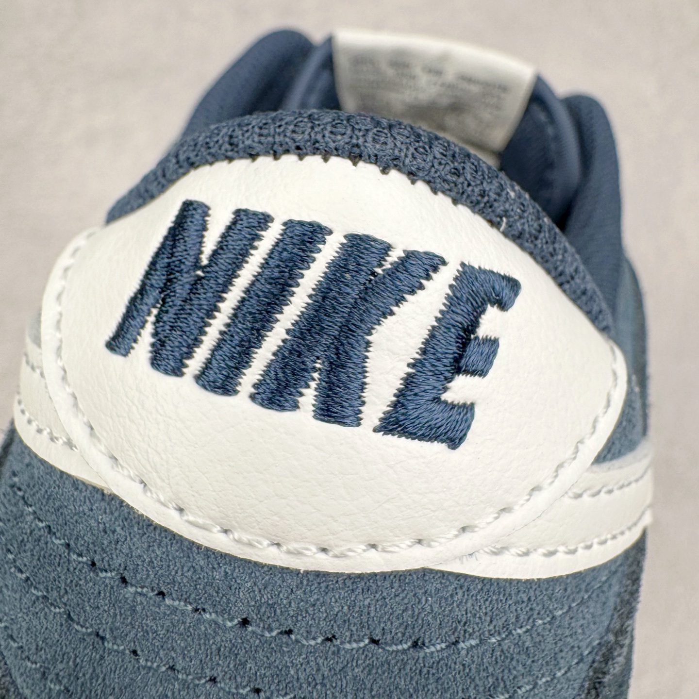 图片[15]-＃YC纯原 NK Dunk Low 海军蓝 HQ1931-400 实力大厂出品 新配色陆续开发 利润个位数只为口碑 全套原纸板楦头开发 确保原汁原味 完美呈现DUNK版型 一比一鞋头弧度高度鞋身弧度 此版本只针对中端市场 皮料材质有所更替 其他数据细节工艺流程均保持一致 绝不口嗨 细节品控鞋型随意对比 独家私模官方第六代原厂航空铝磨具打磨大底 鞋头坡度极致还原 无解鞋型 原盒原配 圈内天花板工艺 原厂玻璃冲刀 超高清洁度 全鞋零毛边皮料切割 原厂中底布点胶 中底布拉帮走线遵循公司 尺码：36 36.5 37.5 38 38.5 39 40 40.5 41 42 42.5 43 44 44.5 45 46-选品中心