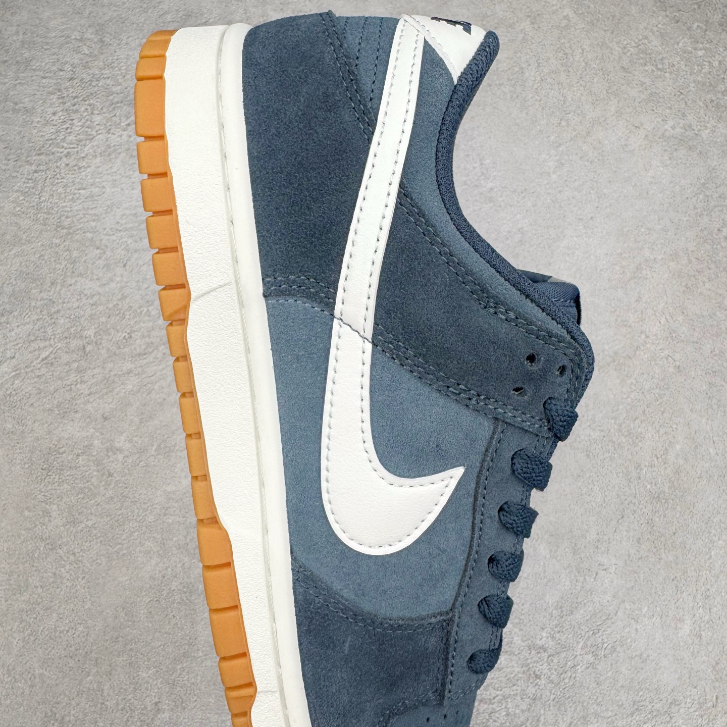 图片[6]-＃YC纯原 NK Dunk Low 海军蓝 HQ1931-400 实力大厂出品 新配色陆续开发 利润个位数只为口碑 全套原纸板楦头开发 确保原汁原味 完美呈现DUNK版型 一比一鞋头弧度高度鞋身弧度 此版本只针对中端市场 皮料材质有所更替 其他数据细节工艺流程均保持一致 绝不口嗨 细节品控鞋型随意对比 独家私模官方第六代原厂航空铝磨具打磨大底 鞋头坡度极致还原 无解鞋型 原盒原配 圈内天花板工艺 原厂玻璃冲刀 超高清洁度 全鞋零毛边皮料切割 原厂中底布点胶 中底布拉帮走线遵循公司 尺码：36 36.5 37.5 38 38.5 39 40 40.5 41 42 42.5 43 44 44.5 45 46-选品中心