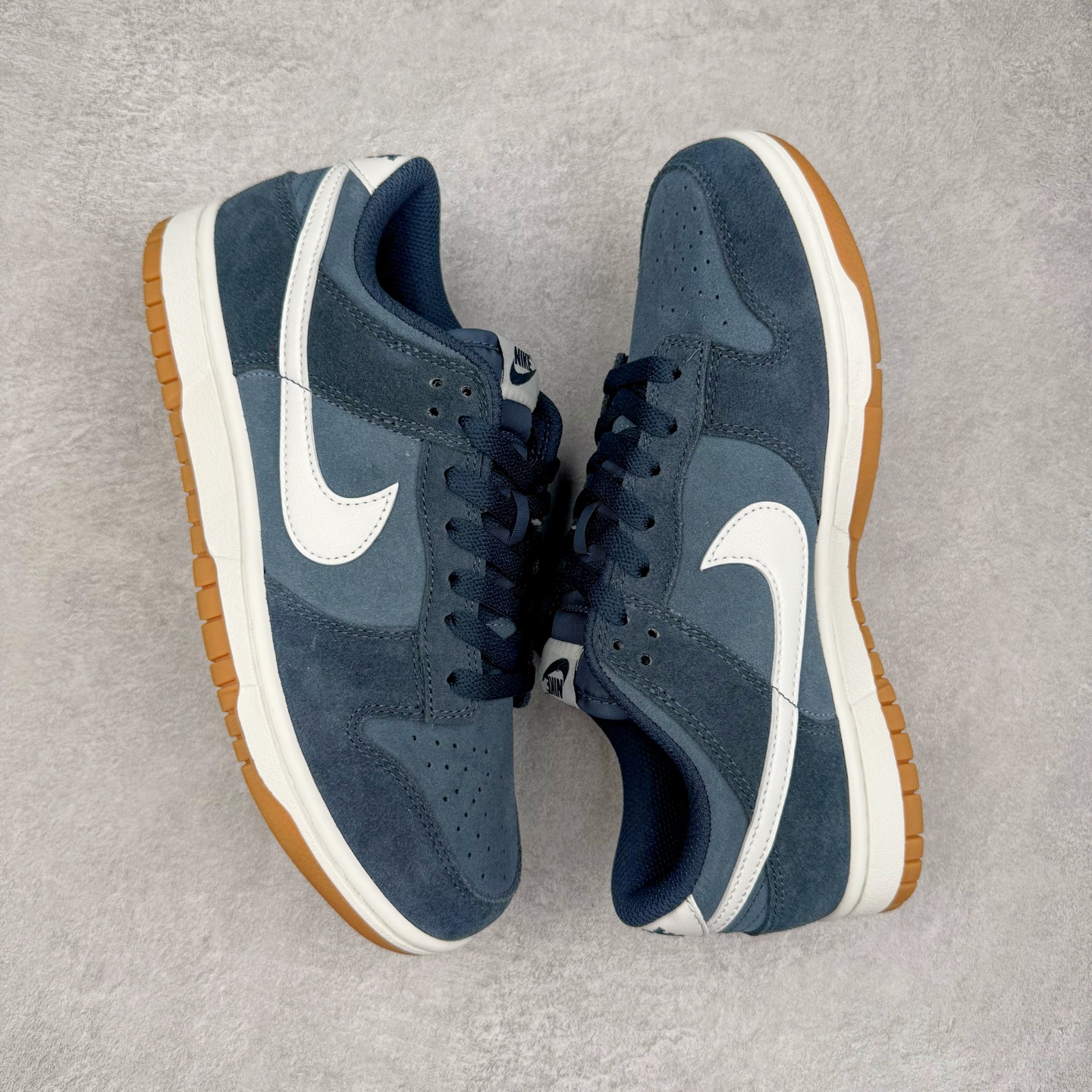 图片[3]-＃YC纯原 NK Dunk Low 海军蓝 HQ1931-400 实力大厂出品 新配色陆续开发 利润个位数只为口碑 全套原纸板楦头开发 确保原汁原味 完美呈现DUNK版型 一比一鞋头弧度高度鞋身弧度 此版本只针对中端市场 皮料材质有所更替 其他数据细节工艺流程均保持一致 绝不口嗨 细节品控鞋型随意对比 独家私模官方第六代原厂航空铝磨具打磨大底 鞋头坡度极致还原 无解鞋型 原盒原配 圈内天花板工艺 原厂玻璃冲刀 超高清洁度 全鞋零毛边皮料切割 原厂中底布点胶 中底布拉帮走线遵循公司 尺码：36 36.5 37.5 38 38.5 39 40 40.5 41 42 42.5 43 44 44.5 45 46-选品中心