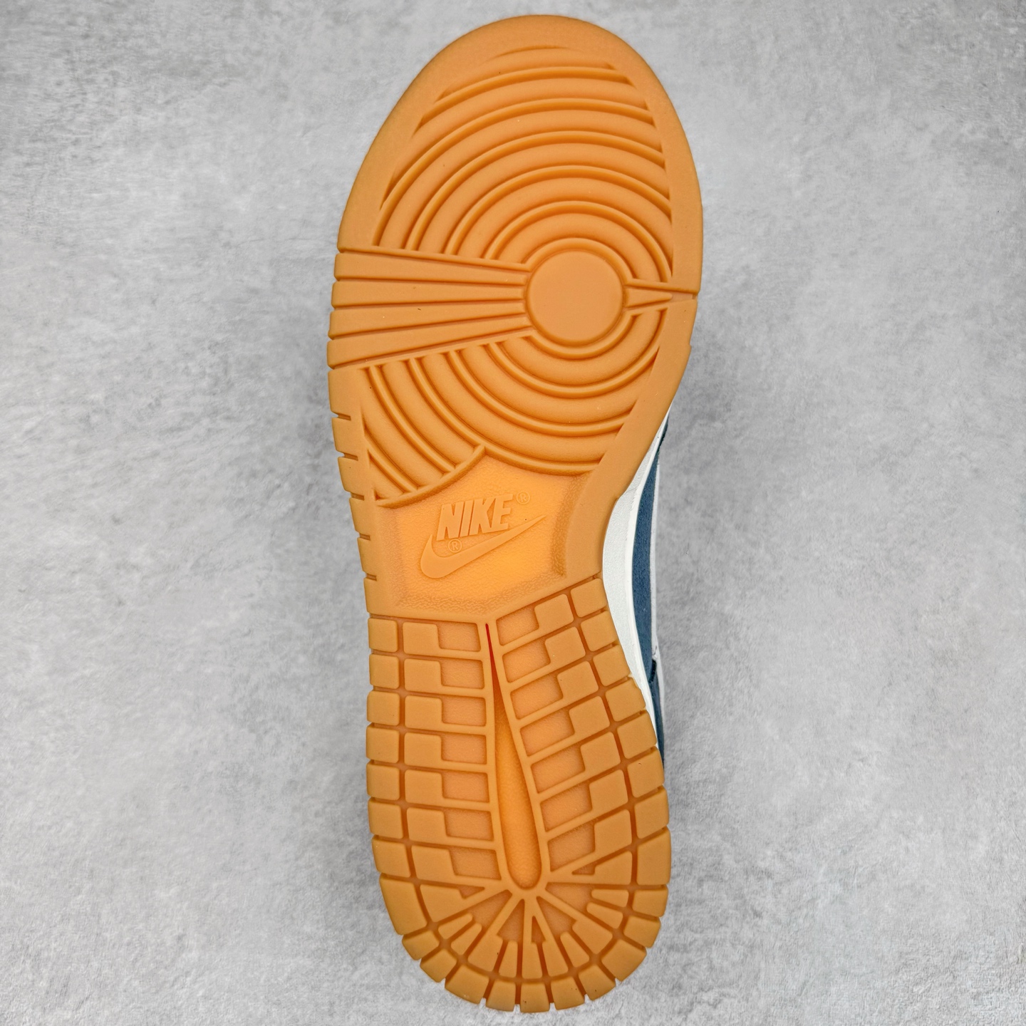 图片[9]-＃YC纯原 NK Dunk Low 海军蓝 HQ1931-400 实力大厂出品 新配色陆续开发 利润个位数只为口碑 全套原纸板楦头开发 确保原汁原味 完美呈现DUNK版型 一比一鞋头弧度高度鞋身弧度 此版本只针对中端市场 皮料材质有所更替 其他数据细节工艺流程均保持一致 绝不口嗨 细节品控鞋型随意对比 独家私模官方第六代原厂航空铝磨具打磨大底 鞋头坡度极致还原 无解鞋型 原盒原配 圈内天花板工艺 原厂玻璃冲刀 超高清洁度 全鞋零毛边皮料切割 原厂中底布点胶 中底布拉帮走线遵循公司 尺码：36 36.5 37.5 38 38.5 39 40 40.5 41 42 42.5 43 44 44.5 45 46-选品中心