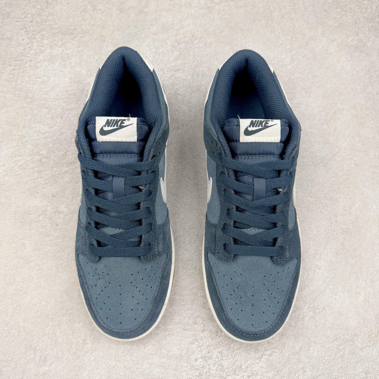 图片[2]-＃YC纯原 NK Dunk Low 海军蓝 HQ1931-400 实力大厂出品 新配色陆续开发 利润个位数只为口碑 全套原纸板楦头开发 确保原汁原味 完美呈现DUNK版型 一比一鞋头弧度高度鞋身弧度 此版本只针对中端市场 皮料材质有所更替 其他数据细节工艺流程均保持一致 绝不口嗨 细节品控鞋型随意对比 独家私模官方第六代原厂航空铝磨具打磨大底 鞋头坡度极致还原 无解鞋型 原盒原配 圈内天花板工艺 原厂玻璃冲刀 超高清洁度 全鞋零毛边皮料切割 原厂中底布点胶 中底布拉帮走线遵循公司 尺码：36 36.5 37.5 38 38.5 39 40 40.5 41 42 42.5 43 44 44.5 45 46-选品中心