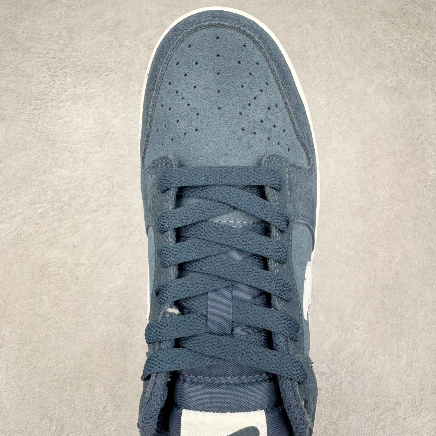 图片[4]-＃YC纯原 NK Dunk Low 海军蓝 HQ1931-400 实力大厂出品 新配色陆续开发 利润个位数只为口碑 全套原纸板楦头开发 确保原汁原味 完美呈现DUNK版型 一比一鞋头弧度高度鞋身弧度 此版本只针对中端市场 皮料材质有所更替 其他数据细节工艺流程均保持一致 绝不口嗨 细节品控鞋型随意对比 独家私模官方第六代原厂航空铝磨具打磨大底 鞋头坡度极致还原 无解鞋型 原盒原配 圈内天花板工艺 原厂玻璃冲刀 超高清洁度 全鞋零毛边皮料切割 原厂中底布点胶 中底布拉帮走线遵循公司 尺码：36 36.5 37.5 38 38.5 39 40 40.5 41 42 42.5 43 44 44.5 45 46-选品中心