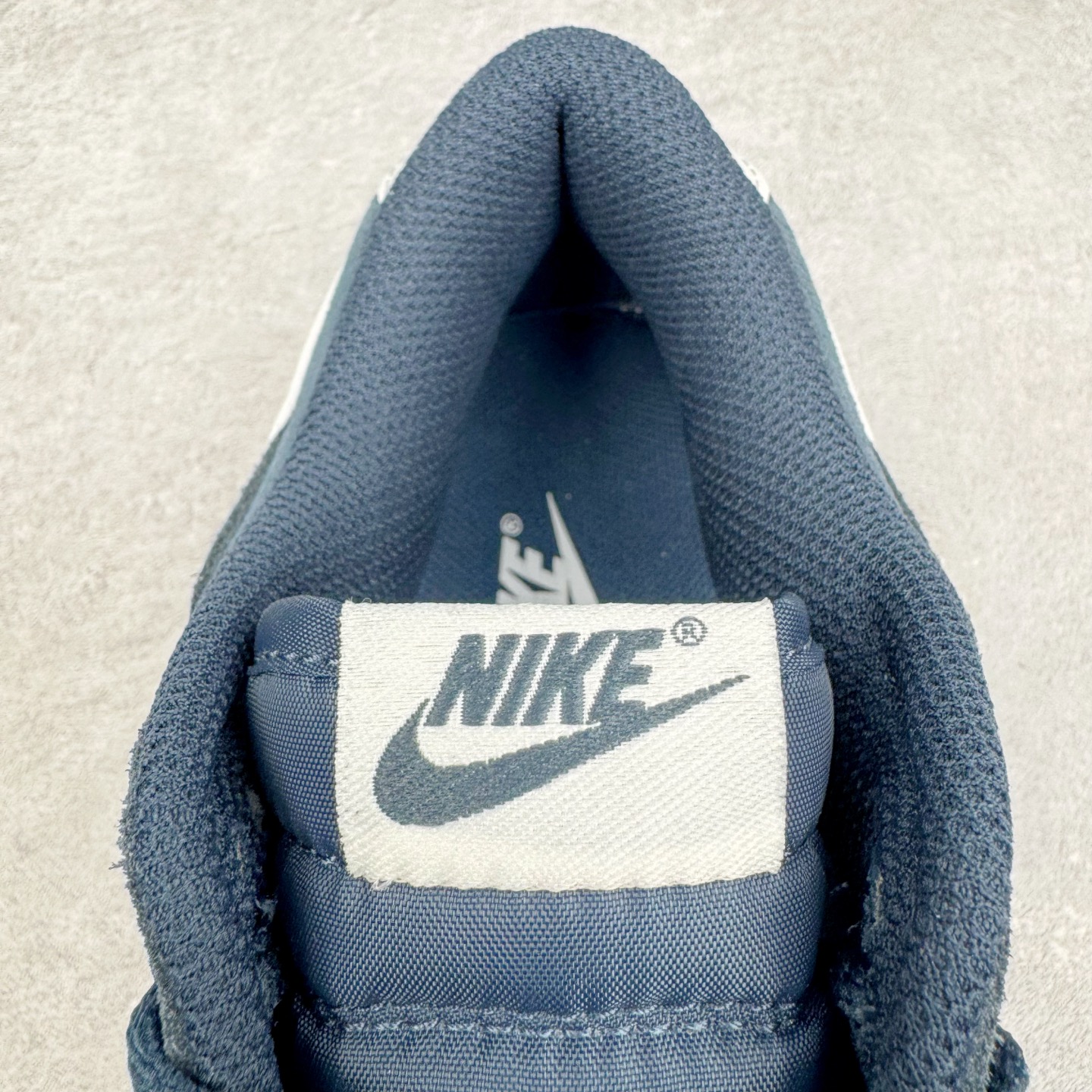 图片[13]-＃YC纯原 NK Dunk Low 海军蓝 HQ1931-400 实力大厂出品 新配色陆续开发 利润个位数只为口碑 全套原纸板楦头开发 确保原汁原味 完美呈现DUNK版型 一比一鞋头弧度高度鞋身弧度 此版本只针对中端市场 皮料材质有所更替 其他数据细节工艺流程均保持一致 绝不口嗨 细节品控鞋型随意对比 独家私模官方第六代原厂航空铝磨具打磨大底 鞋头坡度极致还原 无解鞋型 原盒原配 圈内天花板工艺 原厂玻璃冲刀 超高清洁度 全鞋零毛边皮料切割 原厂中底布点胶 中底布拉帮走线遵循公司 尺码：36 36.5 37.5 38 38.5 39 40 40.5 41 42 42.5 43 44 44.5 45 46-选品中心