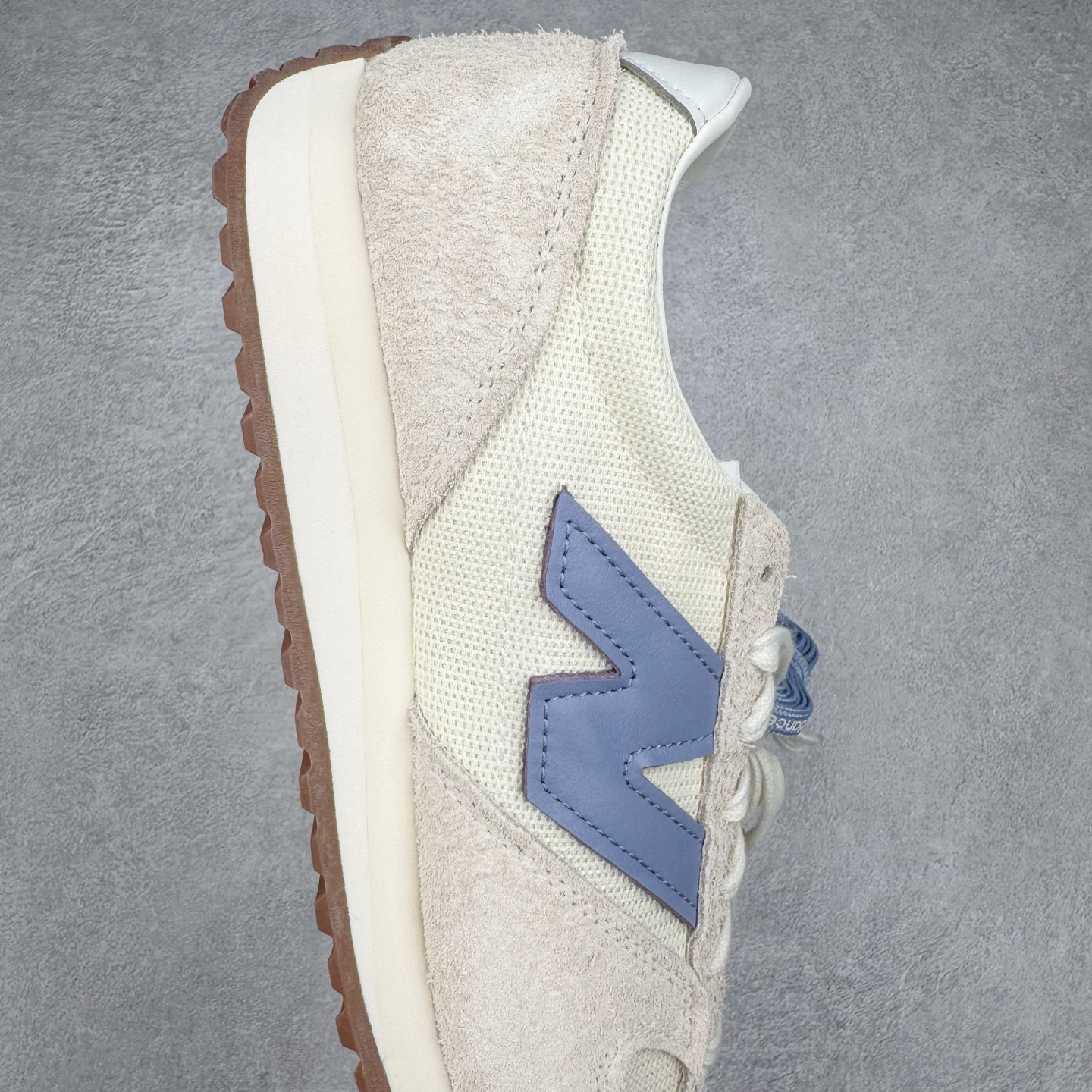 图片[6]-＃总裁 New Balance U471AA NB新百伦织物牛剖层革春夏薄底鞋防滑耐磨平衡轻便低帮生活休闲鞋 原档数据独立私模大底 唯一正确三层组合大底 特高弹切片加持 百分百还原原鞋脚感 NB市场最强产物 防伪原标全套原楦原纸板原厂数据开发 全鞋电脑针车加持 原厂网布 原装进口头层翻毛皮料正确绒感卡色 正确中底拉帮中底网布细节 匠心打造 耗时两个月开发完成 工艺极其复杂难度可想而知 高端零售专供产物 尺码：36 37 37.5 38 38.5 39.5 40 40.5 41.5 42 42.5 43 44 44.5 45 45.5 46.5 47-选品中心