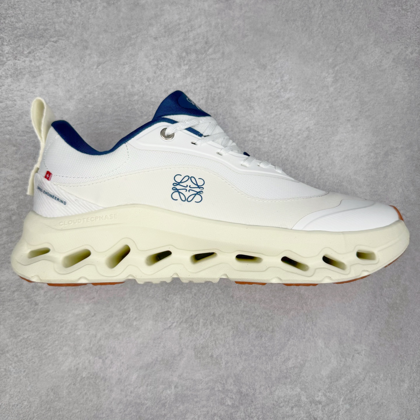 LOEWE x On Cloudtilt 2.0 昂跑罗意威联名 圆头系带生活休闲鞋 此运动品牌 开创于2010年 缓震着陆、强效回弹、轻柔质感的设计构思始终是ON研制关键 与此同时基于“为全球提供革新性的跑步感受”信念 陆续推出了多款跑鞋及其以专业运动人体跑步工程学为设计关键的功能性跑步服饰设备 让跑者不费力气地畅快畅跑 尺码：36 36.5 37.5 38 38.5 39 40 40.5 41 42 42.5 43 44 44.5 45-选品中心