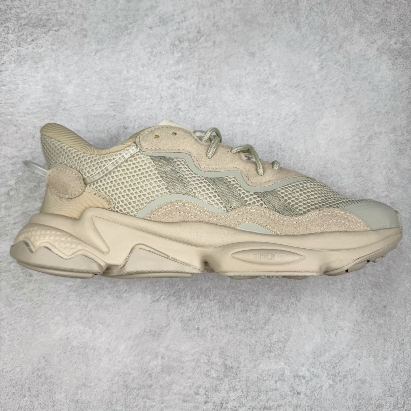 AD Originals OZWEEGO 简版椰子3M反光皮面水管复古老爹鞋 鞋面透气织物与出众皮革相互拼接 营造丰富层次 中底 adiPRENE+ 则提供穿着过程中的优良支撑 进一步提升舒适度 特别之处在于后跟半透明导管加持 个性又独特 最后辅以醒目色调营造强烈视觉反差 不凡的吸睛效果让人过目难忘 尺码：36 36.5 37 38 38.5 39 40 40.5 41 42 42.5 43 44 44.5 45-选品中心