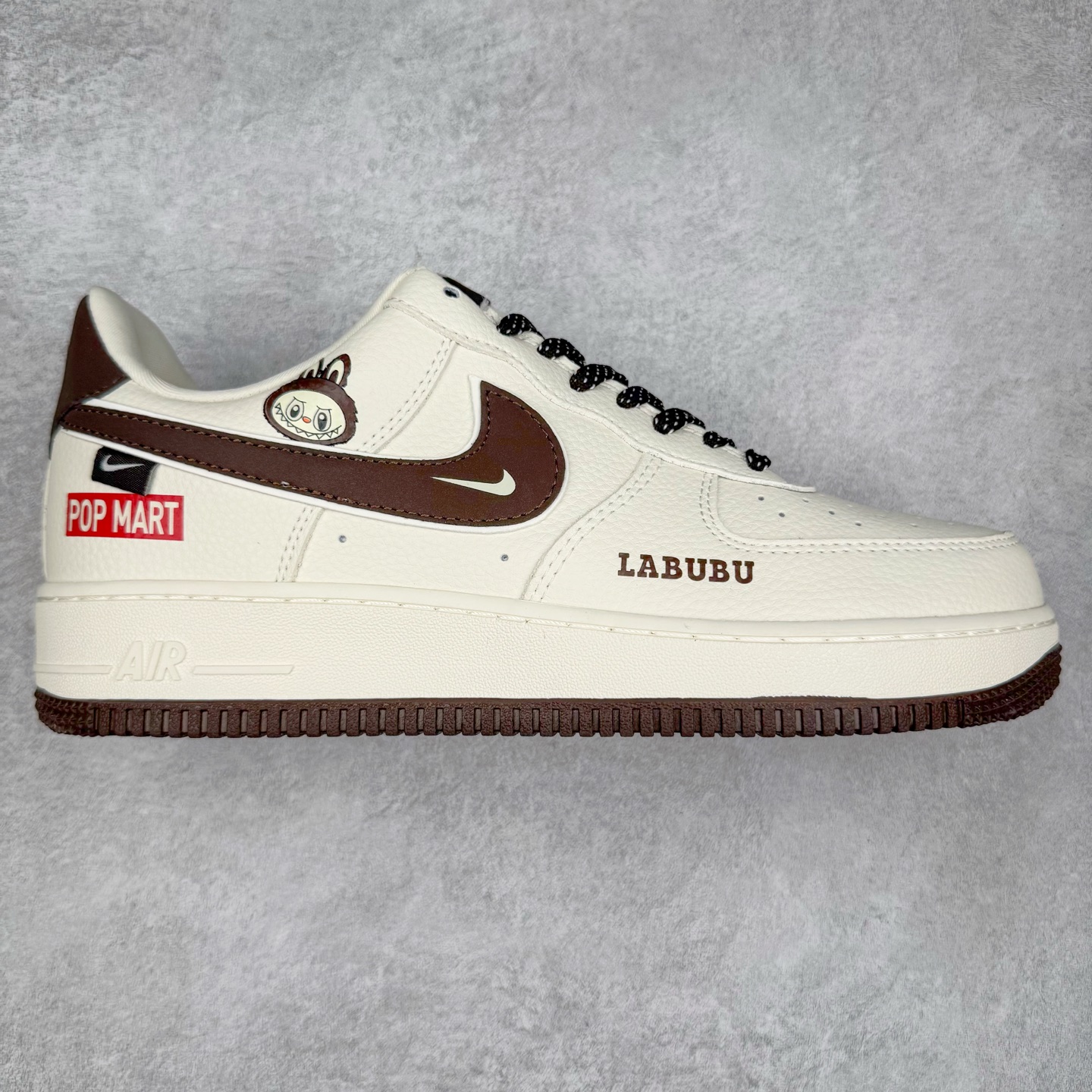 NK Air Force 1´07 Low 空军一号低帮百搭休闲运动板鞋 KK1688-012 柔软、弹性十足的缓震性能和出色的中底设计 横跨复古与现代的外型结合 造就出风靡全球 三十多年的Force 1 直到今天还深受青睐 实拍调校N版已经零色差零失真 百分百还原实物色彩所见即所得 不存在货不对板色差等低级问题 选购参考实物拍摄 不混卖不参货 只用心做好货严格选品 承诺混一赔十 尺码：36 36.5 37.5 38 38.5 39 40 40.5 41 42 42.5 43 44 44.5 45-选品中心