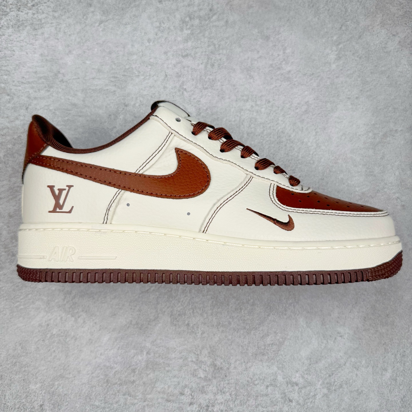 NK Air Force 1´07 Low 空军一号低帮百搭休闲运动板鞋 KK1988-087 柔软、弹性十足的缓震性能和出色的中底设计 横跨复古与现代的外型结合 造就出风靡全球 三十多年的Force 1 直到今天还深受青睐 实拍调校N版已经零色差零失真 百分百还原实物色彩所见即所得 不存在货不对板色差等低级问题 选购参考实物拍摄 不混卖不参货 只用心做好货严格选品 承诺混一赔十 尺码：36 36.5 37.5 38 38.5 39 40 40.5 41 42 42.5 43 44 44.5 45-选品中心