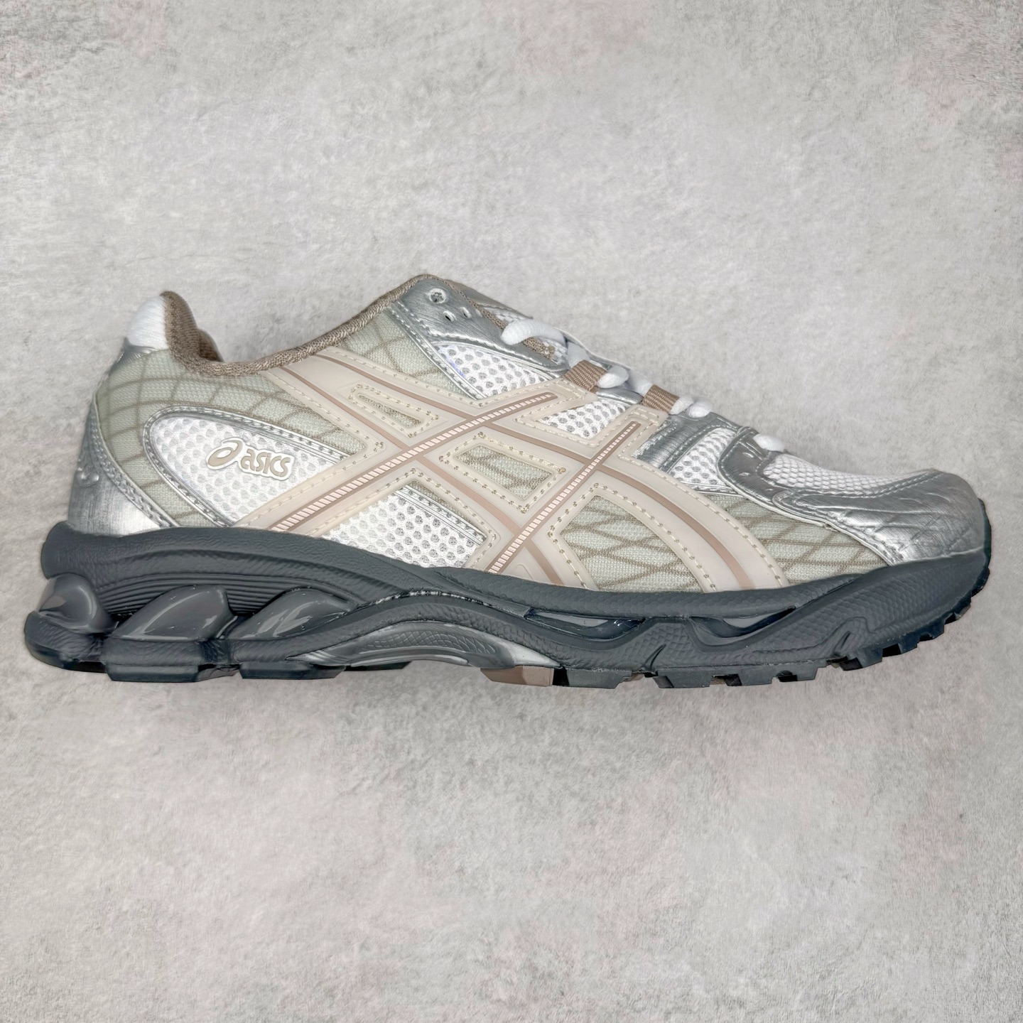 图片[7]-ASICS Gel-Nimbus 10.1 亚瑟士雨云10.1代系列轻量缓震休闲运动跑步鞋 近年来，运动鞋市场迎来了一个新的设计潮流：通过融合艺术与技术，赋予运动鞋更多的时尚元素和创新设计。作为市场中的领导者之一，ASICS（亚瑟士）一向以其技术创新和卓越的鞋款设计著称。而另一个前卫的实验鞋类品牌EMPTY BEHAVIOR，以其非凡的创意和探索，尤其对未来主义和非传统材料的热情撞击，从业界中脱颖而出。两者的合作，以推出特别版的GEL-NIMBUS™ 10.1鞋款——主题为“EVEN MY SHOE IS ART”为标志，为运动鞋设计涉入一个全新的高度。尺码：36 37 37.5 38 39 39.5 40.5 41.5 42 42.5 43.5 44 44.5 45-选品中心