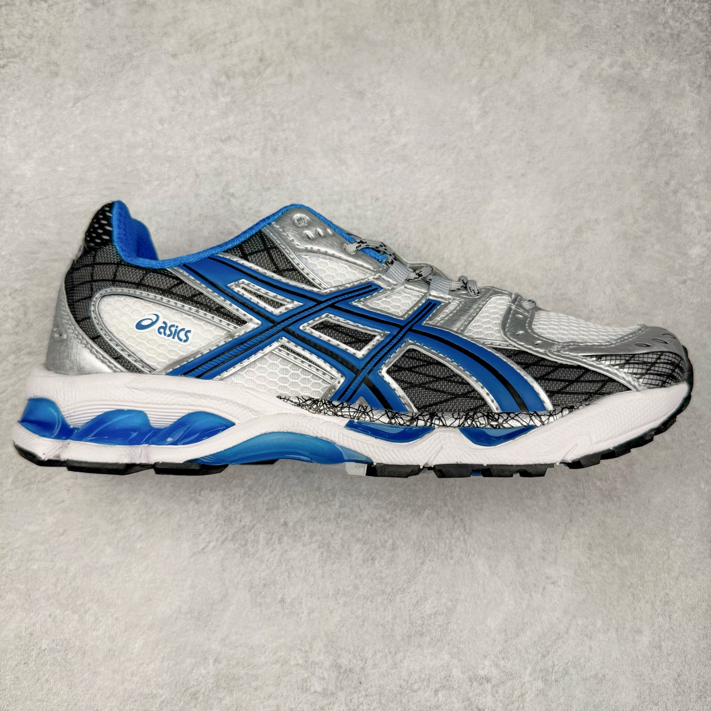 图片[2]-ASICS Gel-Nimbus 10.1 亚瑟士雨云10.1代系列轻量缓震休闲运动跑步鞋 近年来，运动鞋市场迎来了一个新的设计潮流：通过融合艺术与技术，赋予运动鞋更多的时尚元素和创新设计。作为市场中的领导者之一，ASICS（亚瑟士）一向以其技术创新和卓越的鞋款设计著称。而另一个前卫的实验鞋类品牌EMPTY BEHAVIOR，以其非凡的创意和探索，尤其对未来主义和非传统材料的热情撞击，从业界中脱颖而出。两者的合作，以推出特别版的GEL-NIMBUS™ 10.1鞋款——主题为“EVEN MY SHOE IS ART”为标志，为运动鞋设计涉入一个全新的高度。尺码：36 37 37.5 38 39 39.5 40.5 41.5 42 42.5 43.5 44 44.5 45-选品中心