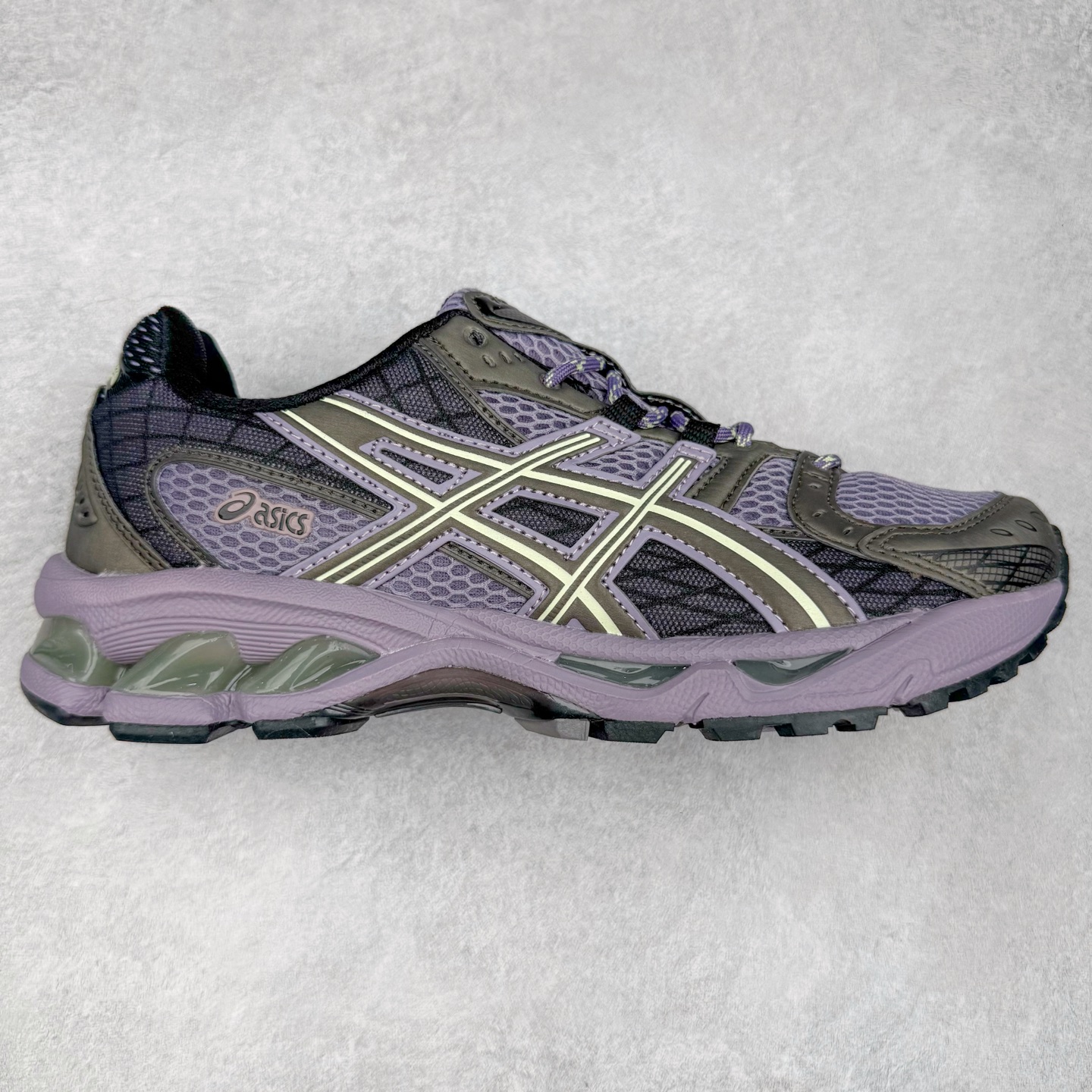 ASICS Gel-Nimbus 10.1 亚瑟士雨云10.1代系列轻量缓震休闲运动跑步鞋 近年来，运动鞋市场迎来了一个新的设计潮流：通过融合艺术与技术，赋予运动鞋更多的时尚元素和创新设计。作为市场中的领导者之一，ASICS（亚瑟士）一向以其技术创新和卓越的鞋款设计著称。而另一个前卫的实验鞋类品牌EMPTY BEHAVIOR，以其非凡的创意和探索，尤其对未来主义和非传统材料的热情撞击，从业界中脱颖而出。两者的合作，以推出特别版的GEL-NIMBUS™ 10.1鞋款——主题为“EVEN MY SHOE IS ART”为标志，为运动鞋设计涉入一个全新的高度。尺码：36 37 37.5 38 39 39.5 40.5 41.5 42 42.5 43.5 44 44.5 45-选品中心