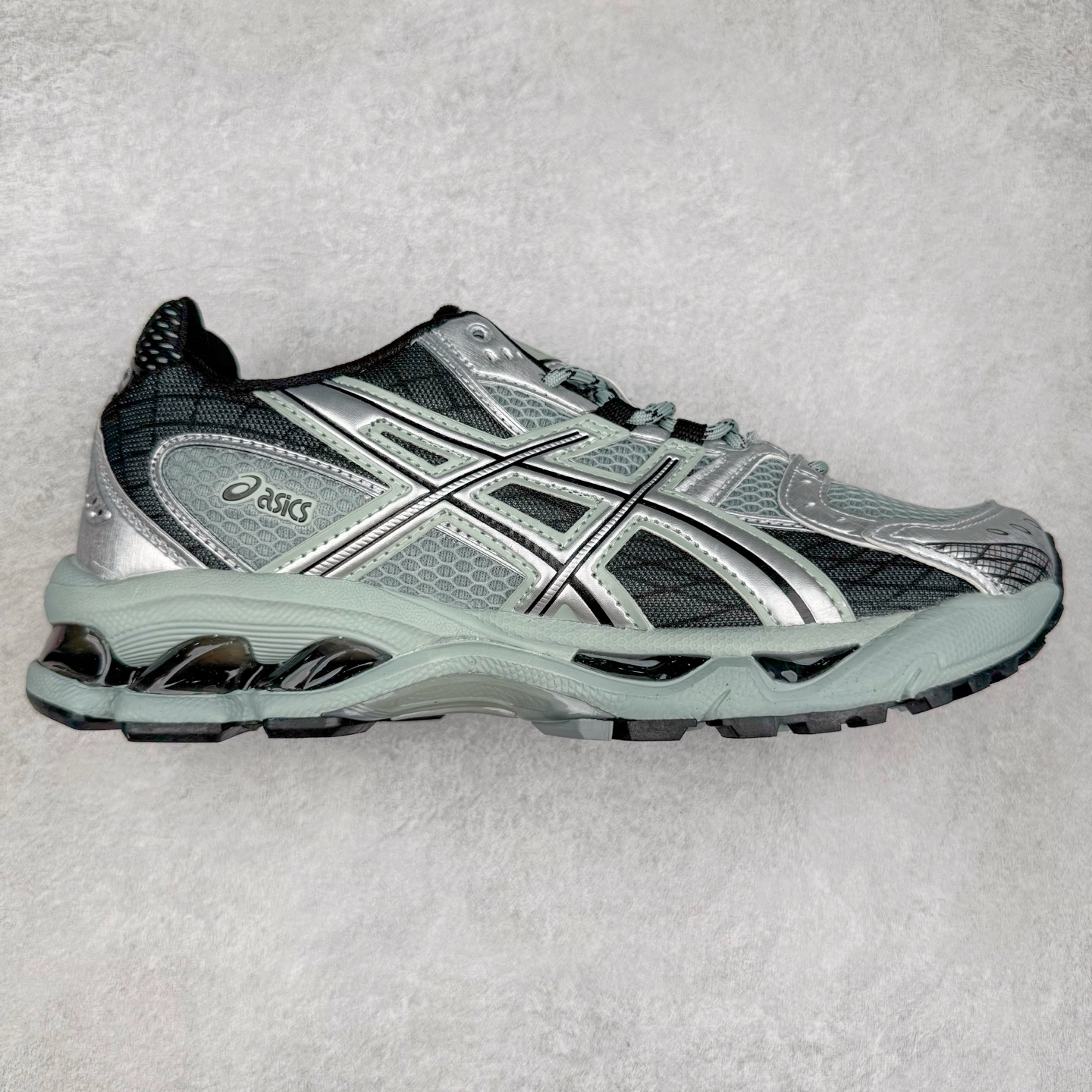 ASICS Gel-Nimbus 10.1 亚瑟士雨云10.1代系列轻量缓震休闲运动跑步鞋 近年来，运动鞋市场迎来了一个新的设计潮流：通过融合艺术与技术，赋予运动鞋更多的时尚元素和创新设计。作为市场中的领导者之一，ASICS（亚瑟士）一向以其技术创新和卓越的鞋款设计著称。而另一个前卫的实验鞋类品牌EMPTY BEHAVIOR，以其非凡的创意和探索，尤其对未来主义和非传统材料的热情撞击，从业界中脱颖而出。两者的合作，以推出特别版的GEL-NIMBUS™ 10.1鞋款——主题为“EVEN MY SHOE IS ART”为标志，为运动鞋设计涉入一个全新的高度。尺码：36 37 37.5 38 39 39.5 40.5 41.5 42 42.5 43.5 44 44.5 45-选品中心