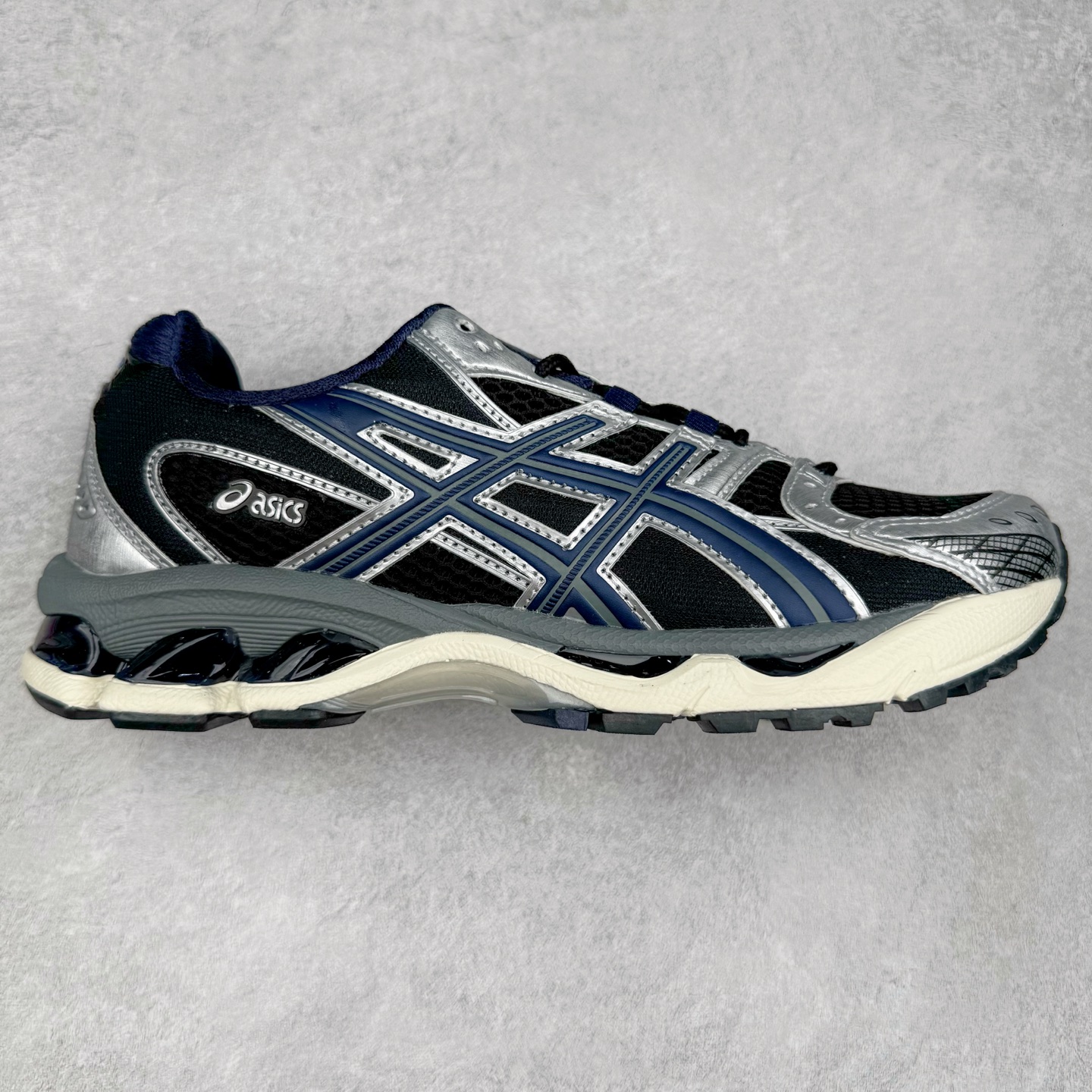 ASICS Gel-Nimbus 10.1 亚瑟士雨云10.1代系列轻量缓震休闲运动跑步鞋 近年来，运动鞋市场迎来了一个新的设计潮流：通过融合艺术与技术，赋予运动鞋更多的时尚元素和创新设计。作为市场中的领导者之一，ASICS（亚瑟士）一向以其技术创新和卓越的鞋款设计著称。而另一个前卫的实验鞋类品牌EMPTY BEHAVIOR，以其非凡的创意和探索，尤其对未来主义和非传统材料的热情撞击，从业界中脱颖而出。两者的合作，以推出特别版的GEL-NIMBUS™ 10.1鞋款——主题为“EVEN MY SHOE IS ART”为标志，为运动鞋设计涉入一个全新的高度。尺码：36 37 37.5 38 39 39.5 40.5 41.5 42 42.5 43.5 44 44.5 45-选品中心