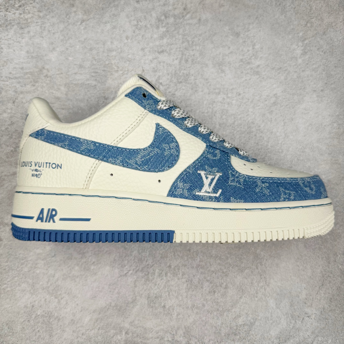 NK Air Force 1´07 Low 空军一号低帮百搭休闲运动板鞋 SC0601-555 柔软、弹性十足的缓震性能和出色的中底设计 横跨复古与现代的外型结合 造就出风靡全球 三十多年的Force 1 直到今天还深受青睐 实拍调校N版已经零色差零失真 百分百还原实物色彩所见即所得 不存在货不对板色差等低级问题 选购参考实物拍摄 不混卖不参货 只用心做好货严格选品 承诺混一赔十 尺码：36 36.5 37.5 38 38.5 39 40 40.5 41 42 42.5 43 44 44.5 45-选品中心