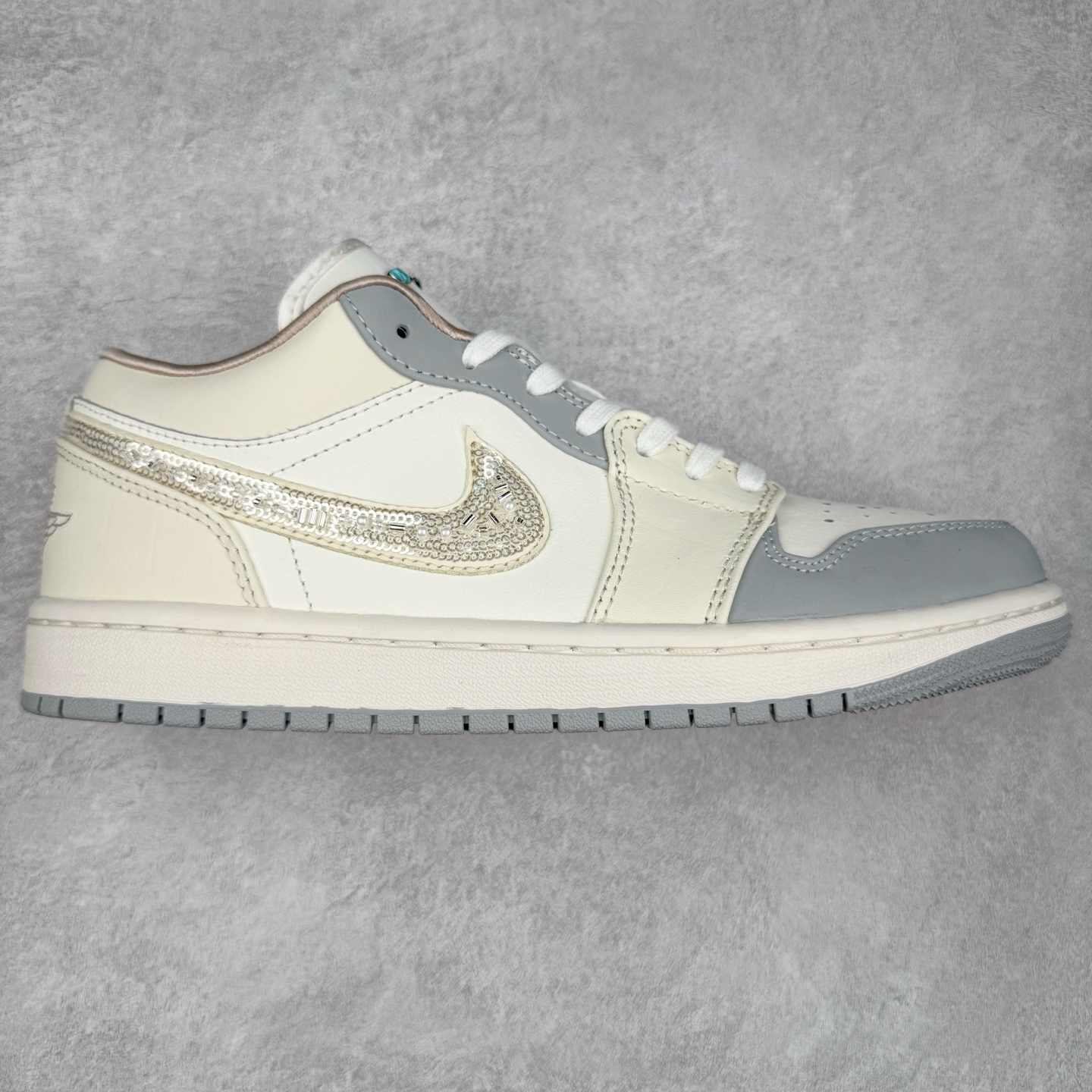 ＃DT纯原 Air Jordan AJ1 Low 低帮 雾霾珍珠米白蓝 IH7323-100 终端优势供应 市面中低帮最具代表性版本没有之一 口碑大厂出品 品控大底版型不断改良更新 全套原纸板楦头开发 确保原汁原味 完美呈现版型 完美零毛边处理 原厂内置全掌气垫 价格定位良心 平台专用代工流水线出品 一眼公司既视感 拿到手的一瞬间就与众不同 碾压市面所有版本 全部原鞋开发 每一个配色都会采购原鞋确认细节 打破市面看图做货无好货之说 尺码：35.5 36 36.5 37.5 38 38.5 39 40 40.5 41 42 42.5 43 44 44.5 45 46-选品中心