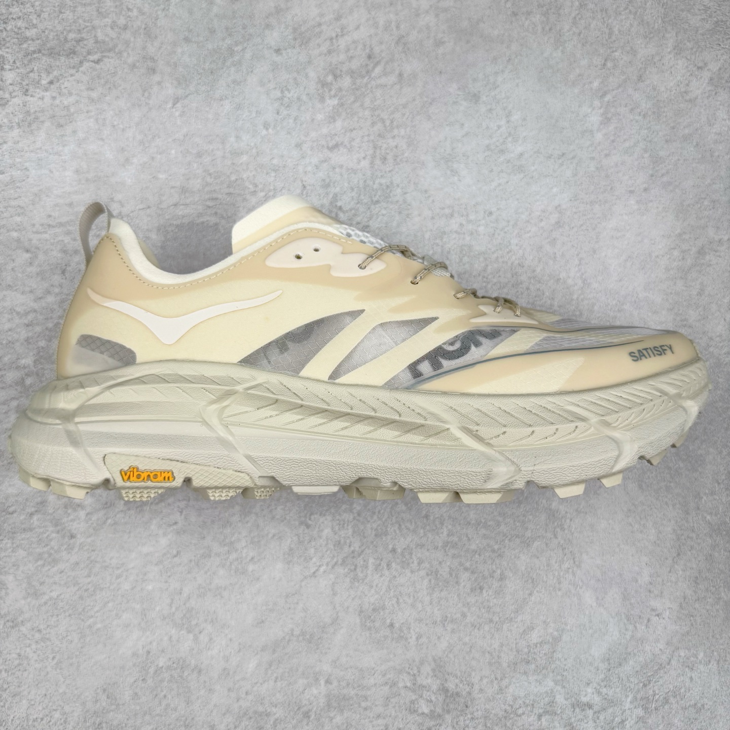 ＃特价福利 Satisfy x HOKA ONE ONE 百搭简约防滑耐磨低帮跑步鞋 联名配色 球鞋继承了HOKA的经典越野鞋型MAFATE SPEED 4的设计，更在此基础上进行了创新和提升，使得它既适合户外越野跑，又充满了时尚潮流的元素。它的半透明鞋面设计，不仅让鞋身看起来更加轻便，而且提供了良好的透气性。而保护性的防撕裂尼龙面料，则确保了在复杂地形中的耐用性。这样的设计，让人在享受奔跑的同时，也能感受到鞋底带来的舒适。双层ProFly™中底的使用，是这款鞋的另一个亮点。这种中底材质，提供了卓越的缓震性能，无论是在崎岖的山路上，还是在平坦的道路上，都能给跑者带来稳定的支撑。而VIBRAM MEGAGRIP®及LITEBASE®大底的搭载，更是让这款鞋在保持高抓地力的同时，减轻了鞋底的重量，使得每一步跑动都轻盈如飞。尺码：36 36.5 37.5 38 38.5 39 40 40.5 41 42 42.5 43 44 45-选品中心