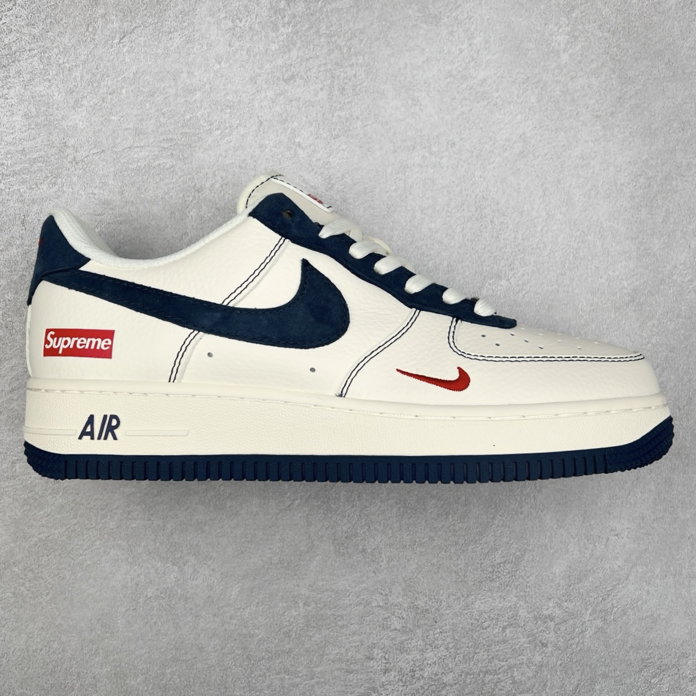 ＃福利特价 NK Air Force 1´07 Low 空军一号低帮百搭休闲运动板鞋 柔软、弹性十足的缓震性能和出色的中底设计 横跨复古与现代的外型结合 造就出风靡全球 三十多年的Force 1 直到今天还深受青睐 实拍调校N版已经零色差零失真 百分百还原实物色彩所见即所得 不存在货不对板色差等低级问题 选购参考实物拍摄 不混卖不参货 只用心做好货严格选品 承诺混一赔十 尺码：36 36.5 37.5 38 38.5 39 40 40.5 41 42 42.5 43 44 44.5 45-选品中心