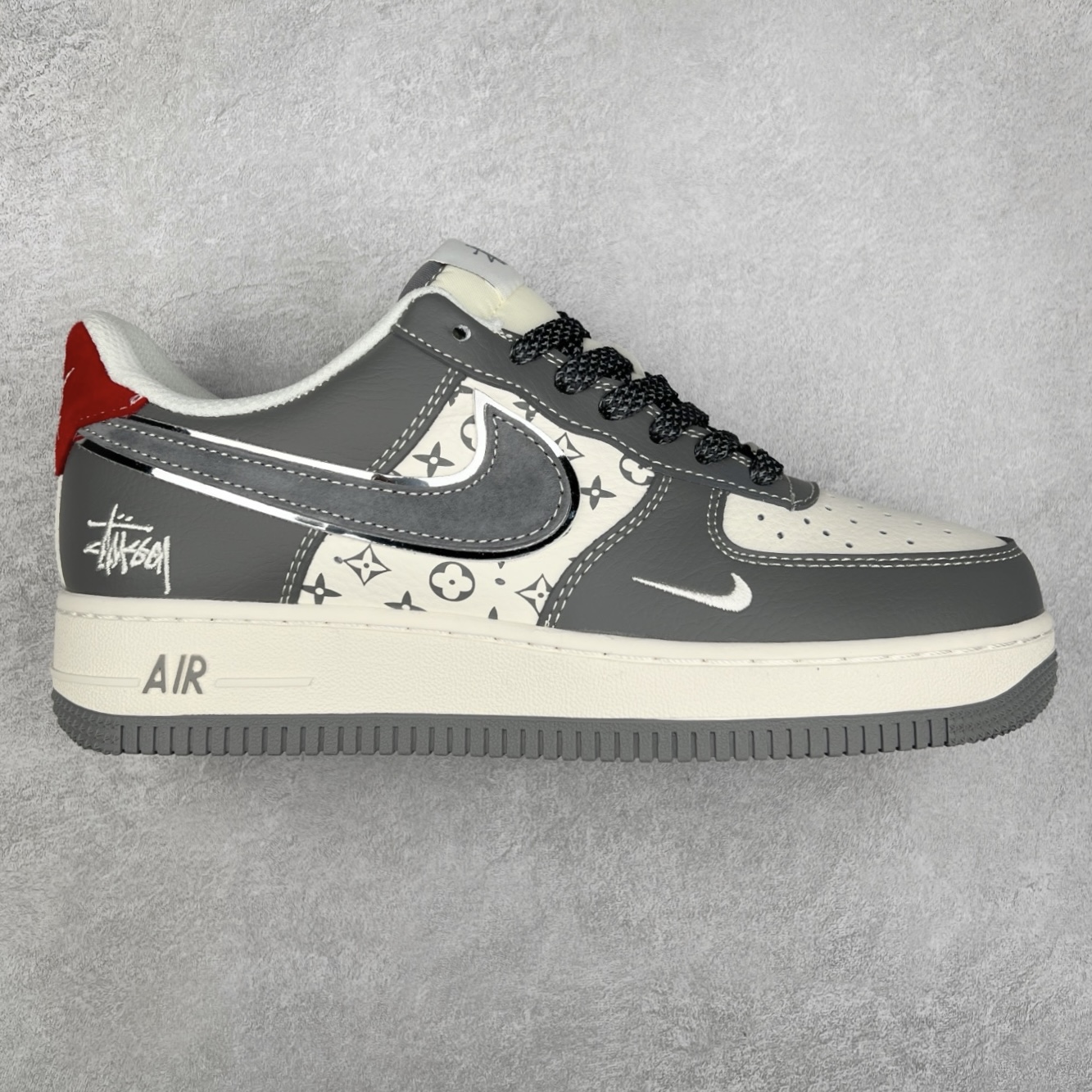 ＃福利特价 NK Air Force 1´07 Low 空军一号低帮百搭休闲运动板鞋 柔软、弹性十足的缓震性能和出色的中底设计 横跨复古与现代的外型结合 造就出风靡全球 三十多年的Force 1 直到今天还深受青睐 实拍调校N版已经零色差零失真 百分百还原实物色彩所见即所得 不存在货不对板色差等低级问题 选购参考实物拍摄 不混卖不参货 只用心做好货严格选品 承诺混一赔十 尺码：36 36.5 37.5 38 38.5 39 40 40.5 41 42 42.5 43 44 44.5 45-选品中心