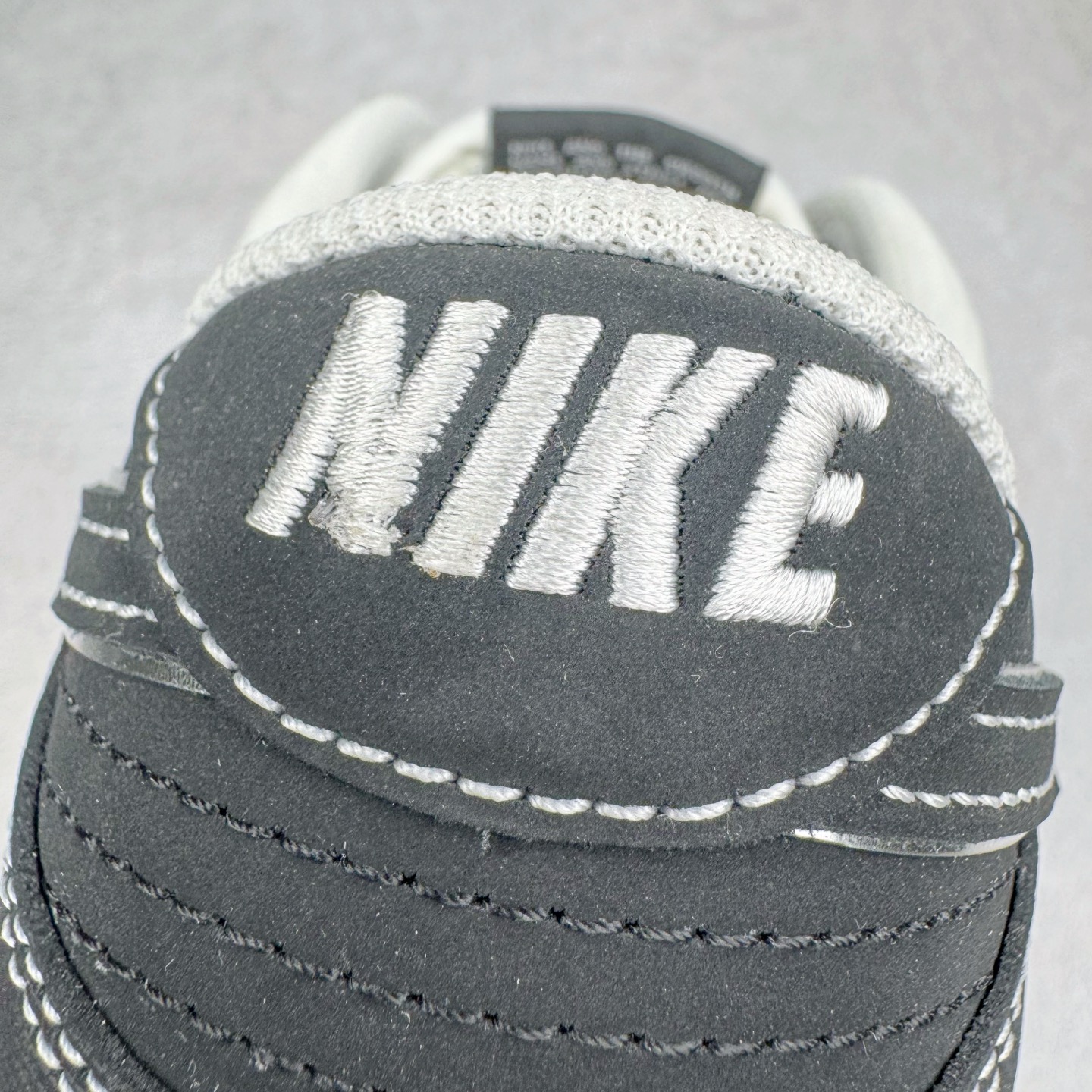 图片[17]-＃YC纯原 NK Dunk Low 云绫墨锦 BW1220-004 当东方水墨魂注入西式经典廓形，米白腰身呼应古典绢帛，泼洒流云暗纹，黑白哲学永不退潮。看似帆布的触感，实则是顶级皮革的逆向操作，成就当代「以皮作布」绝技，纯黑Swoosh如飞白一笔，足跟处匡威式黑线修饰，是跨越时空的默契。定制系列天花板 无原鞋不开发 全系列得物原鞋一比一校对开发 配色持续更新中 终端对接 优势输出 全套原厂楦头原纸板数据档案倾力打造 原汁原味莞产 极致还原 圈内最强针车工艺 高端零售指定版 广东原厂配套原盒原标 鞋盒分三个尺码段 原厂冲刀 超高清洁度 全鞋零毛边皮料切割 采用原厂百宏鞋带以及原厂百宏织唛舌标 内标可供原厂几率过验 进口原装条纹中底布 四线拉帮白色点胶 原厂拉帮手法遵循公司 原厂电绣 极致还原 尺码：36 36.5 37.5 38 38.5 39 40 40.5 41 42 42.5 43 44 44.5 45 46-选品中心