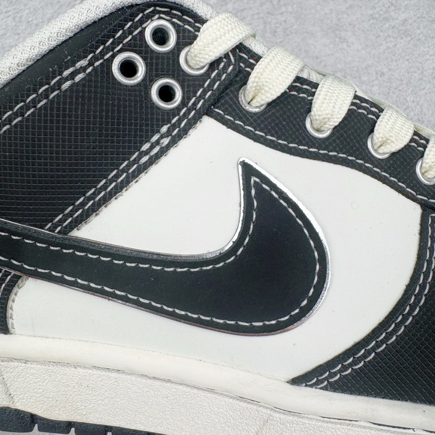 图片[19]-＃YC纯原 NK Dunk Low 云绫墨锦 BW1220-004 当东方水墨魂注入西式经典廓形，米白腰身呼应古典绢帛，泼洒流云暗纹，黑白哲学永不退潮。看似帆布的触感，实则是顶级皮革的逆向操作，成就当代「以皮作布」绝技，纯黑Swoosh如飞白一笔，足跟处匡威式黑线修饰，是跨越时空的默契。定制系列天花板 无原鞋不开发 全系列得物原鞋一比一校对开发 配色持续更新中 终端对接 优势输出 全套原厂楦头原纸板数据档案倾力打造 原汁原味莞产 极致还原 圈内最强针车工艺 高端零售指定版 广东原厂配套原盒原标 鞋盒分三个尺码段 原厂冲刀 超高清洁度 全鞋零毛边皮料切割 采用原厂百宏鞋带以及原厂百宏织唛舌标 内标可供原厂几率过验 进口原装条纹中底布 四线拉帮白色点胶 原厂拉帮手法遵循公司 原厂电绣 极致还原 尺码：36 36.5 37.5 38 38.5 39 40 40.5 41 42 42.5 43 44 44.5 45 46-选品中心