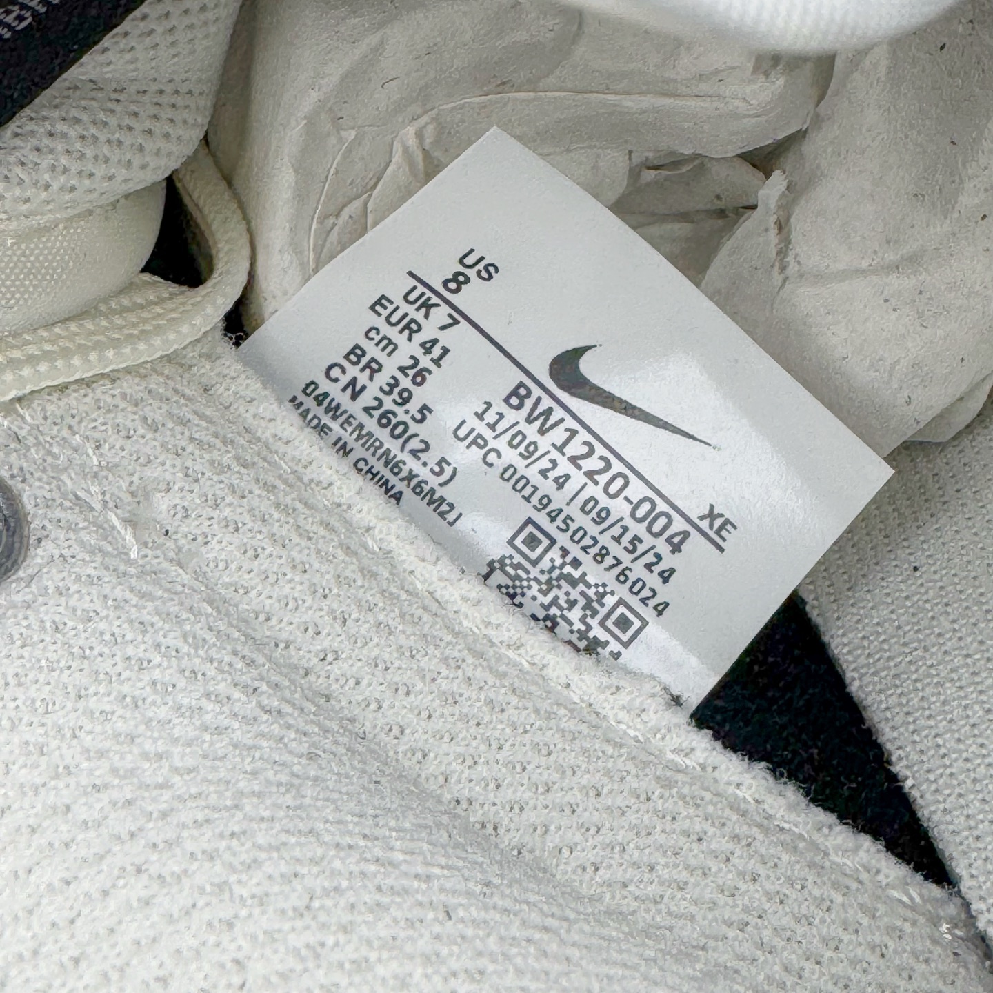 图片[12]-＃YC纯原 NK Dunk Low 云绫墨锦 BW1220-004 当东方水墨魂注入西式经典廓形，米白腰身呼应古典绢帛，泼洒流云暗纹，黑白哲学永不退潮。看似帆布的触感，实则是顶级皮革的逆向操作，成就当代「以皮作布」绝技，纯黑Swoosh如飞白一笔，足跟处匡威式黑线修饰，是跨越时空的默契。定制系列天花板 无原鞋不开发 全系列得物原鞋一比一校对开发 配色持续更新中 终端对接 优势输出 全套原厂楦头原纸板数据档案倾力打造 原汁原味莞产 极致还原 圈内最强针车工艺 高端零售指定版 广东原厂配套原盒原标 鞋盒分三个尺码段 原厂冲刀 超高清洁度 全鞋零毛边皮料切割 采用原厂百宏鞋带以及原厂百宏织唛舌标 内标可供原厂几率过验 进口原装条纹中底布 四线拉帮白色点胶 原厂拉帮手法遵循公司 原厂电绣 极致还原 尺码：36 36.5 37.5 38 38.5 39 40 40.5 41 42 42.5 43 44 44.5 45 46-选品中心