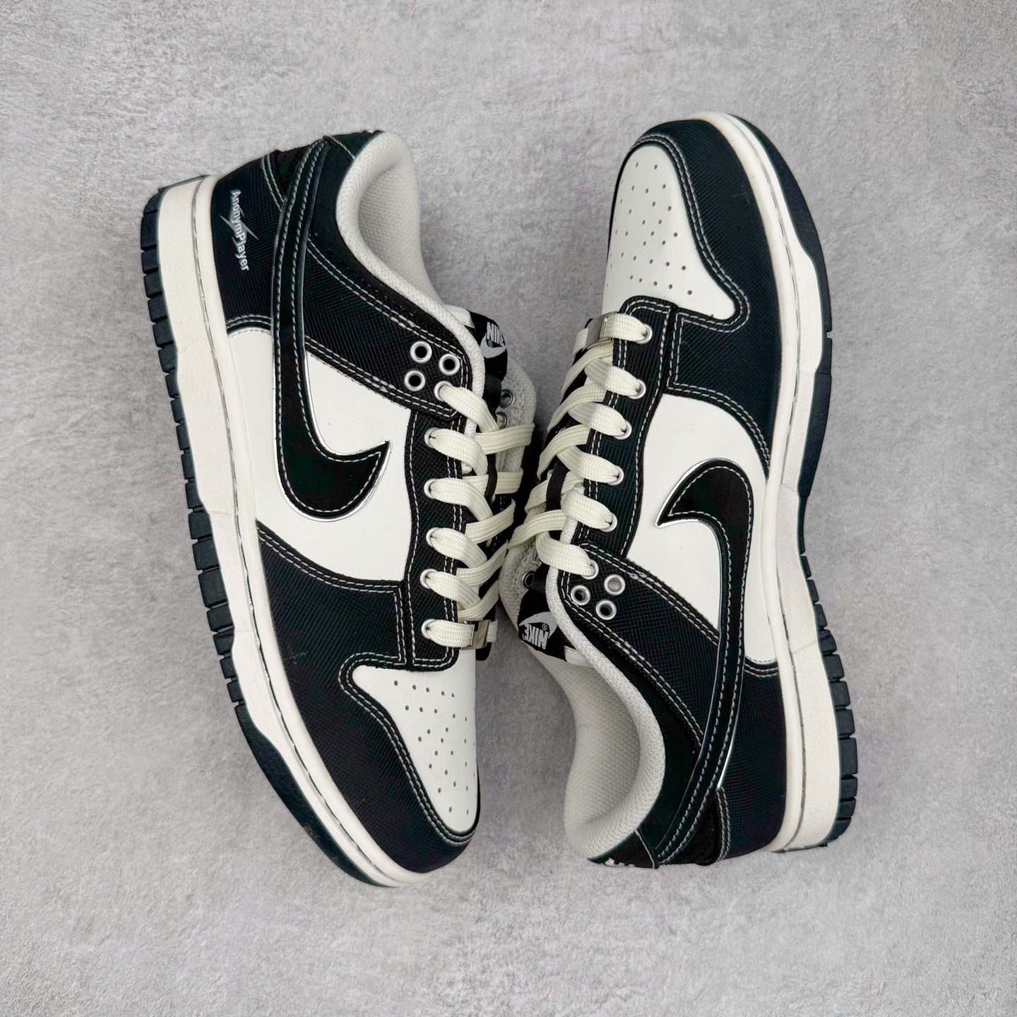 图片[3]-＃YC纯原 NK Dunk Low 云绫墨锦 BW1220-004 当东方水墨魂注入西式经典廓形，米白腰身呼应古典绢帛，泼洒流云暗纹，黑白哲学永不退潮。看似帆布的触感，实则是顶级皮革的逆向操作，成就当代「以皮作布」绝技，纯黑Swoosh如飞白一笔，足跟处匡威式黑线修饰，是跨越时空的默契。定制系列天花板 无原鞋不开发 全系列得物原鞋一比一校对开发 配色持续更新中 终端对接 优势输出 全套原厂楦头原纸板数据档案倾力打造 原汁原味莞产 极致还原 圈内最强针车工艺 高端零售指定版 广东原厂配套原盒原标 鞋盒分三个尺码段 原厂冲刀 超高清洁度 全鞋零毛边皮料切割 采用原厂百宏鞋带以及原厂百宏织唛舌标 内标可供原厂几率过验 进口原装条纹中底布 四线拉帮白色点胶 原厂拉帮手法遵循公司 原厂电绣 极致还原 尺码：36 36.5 37.5 38 38.5 39 40 40.5 41 42 42.5 43 44 44.5 45 46-选品中心