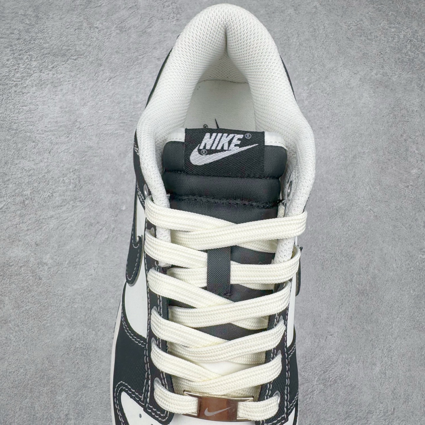 图片[5]-＃YC纯原 NK Dunk Low 云绫墨锦 BW1220-004 当东方水墨魂注入西式经典廓形，米白腰身呼应古典绢帛，泼洒流云暗纹，黑白哲学永不退潮。看似帆布的触感，实则是顶级皮革的逆向操作，成就当代「以皮作布」绝技，纯黑Swoosh如飞白一笔，足跟处匡威式黑线修饰，是跨越时空的默契。定制系列天花板 无原鞋不开发 全系列得物原鞋一比一校对开发 配色持续更新中 终端对接 优势输出 全套原厂楦头原纸板数据档案倾力打造 原汁原味莞产 极致还原 圈内最强针车工艺 高端零售指定版 广东原厂配套原盒原标 鞋盒分三个尺码段 原厂冲刀 超高清洁度 全鞋零毛边皮料切割 采用原厂百宏鞋带以及原厂百宏织唛舌标 内标可供原厂几率过验 进口原装条纹中底布 四线拉帮白色点胶 原厂拉帮手法遵循公司 原厂电绣 极致还原 尺码：36 36.5 37.5 38 38.5 39 40 40.5 41 42 42.5 43 44 44.5 45 46-选品中心
