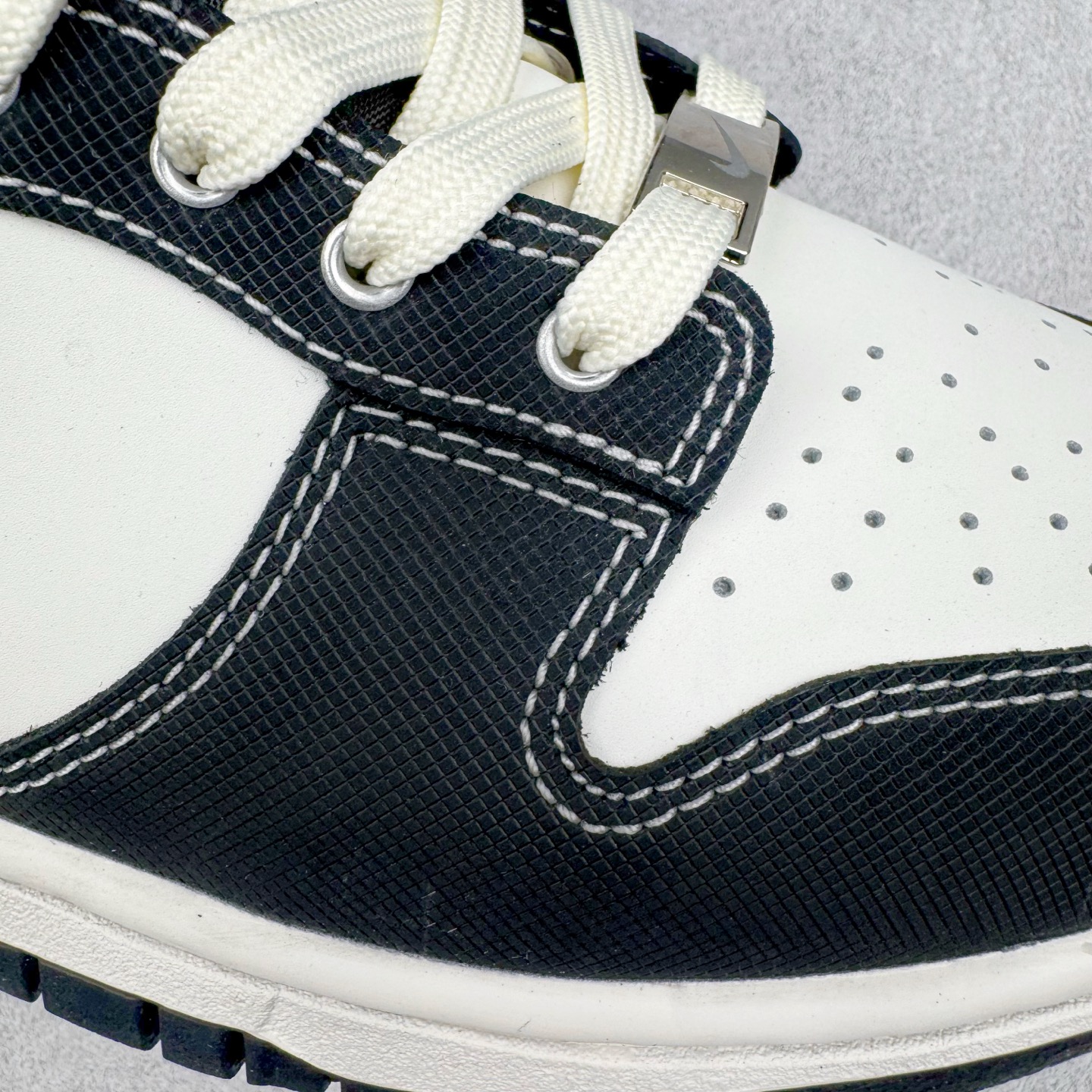 图片[20]-＃YC纯原 NK Dunk Low 云绫墨锦 BW1220-004 当东方水墨魂注入西式经典廓形，米白腰身呼应古典绢帛，泼洒流云暗纹，黑白哲学永不退潮。看似帆布的触感，实则是顶级皮革的逆向操作，成就当代「以皮作布」绝技，纯黑Swoosh如飞白一笔，足跟处匡威式黑线修饰，是跨越时空的默契。定制系列天花板 无原鞋不开发 全系列得物原鞋一比一校对开发 配色持续更新中 终端对接 优势输出 全套原厂楦头原纸板数据档案倾力打造 原汁原味莞产 极致还原 圈内最强针车工艺 高端零售指定版 广东原厂配套原盒原标 鞋盒分三个尺码段 原厂冲刀 超高清洁度 全鞋零毛边皮料切割 采用原厂百宏鞋带以及原厂百宏织唛舌标 内标可供原厂几率过验 进口原装条纹中底布 四线拉帮白色点胶 原厂拉帮手法遵循公司 原厂电绣 极致还原 尺码：36 36.5 37.5 38 38.5 39 40 40.5 41 42 42.5 43 44 44.5 45 46-选品中心