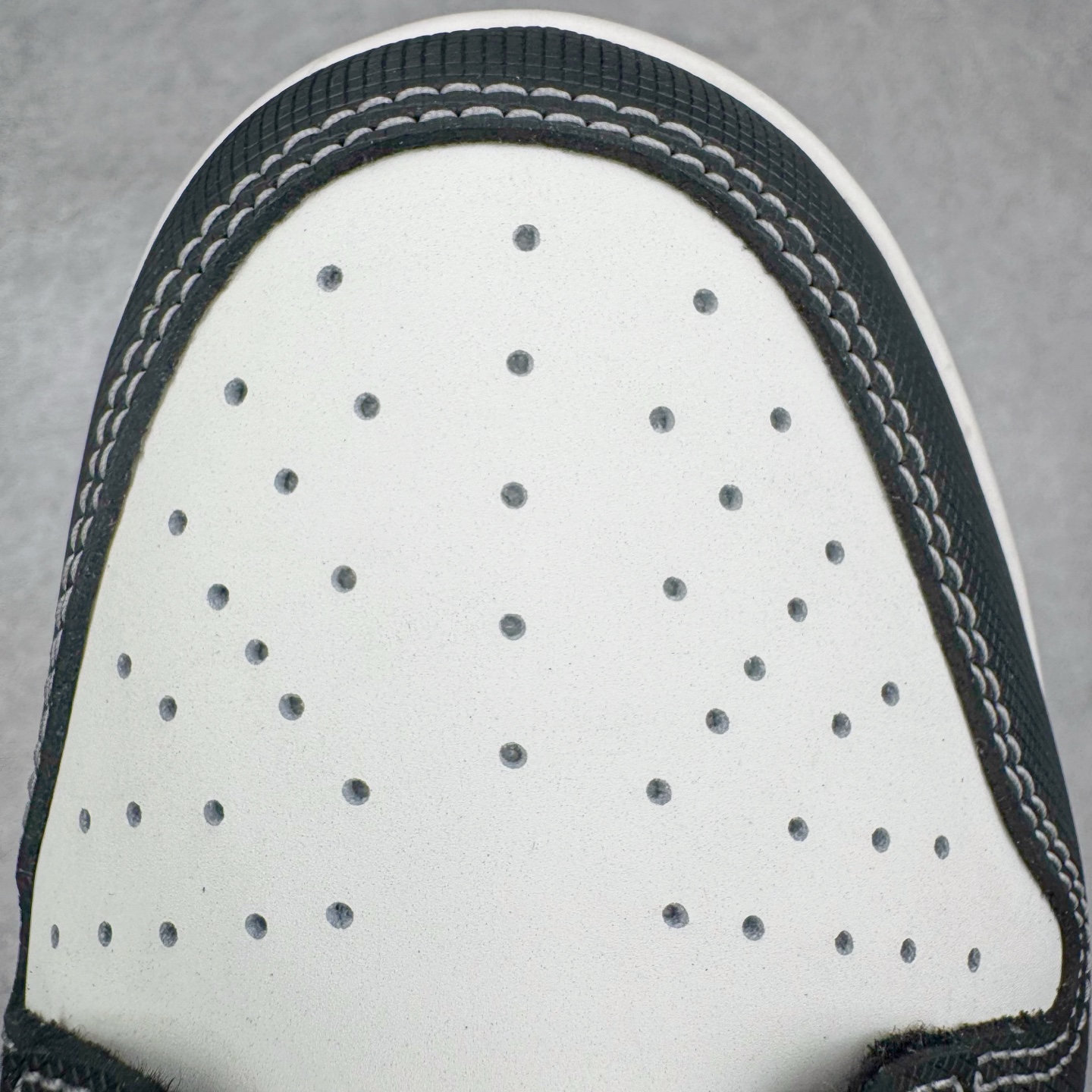 图片[15]-＃YC纯原 NK Dunk Low 云绫墨锦 BW1220-004 当东方水墨魂注入西式经典廓形，米白腰身呼应古典绢帛，泼洒流云暗纹，黑白哲学永不退潮。看似帆布的触感，实则是顶级皮革的逆向操作，成就当代「以皮作布」绝技，纯黑Swoosh如飞白一笔，足跟处匡威式黑线修饰，是跨越时空的默契。定制系列天花板 无原鞋不开发 全系列得物原鞋一比一校对开发 配色持续更新中 终端对接 优势输出 全套原厂楦头原纸板数据档案倾力打造 原汁原味莞产 极致还原 圈内最强针车工艺 高端零售指定版 广东原厂配套原盒原标 鞋盒分三个尺码段 原厂冲刀 超高清洁度 全鞋零毛边皮料切割 采用原厂百宏鞋带以及原厂百宏织唛舌标 内标可供原厂几率过验 进口原装条纹中底布 四线拉帮白色点胶 原厂拉帮手法遵循公司 原厂电绣 极致还原 尺码：36 36.5 37.5 38 38.5 39 40 40.5 41 42 42.5 43 44 44.5 45 46-选品中心