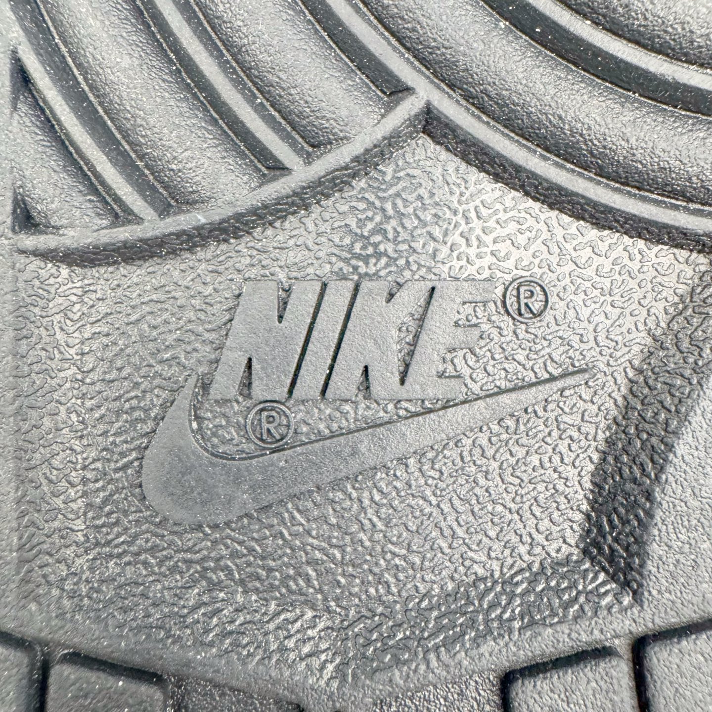 图片[21]-＃YC纯原 NK Dunk Low 云绫墨锦 BW1220-004 当东方水墨魂注入西式经典廓形，米白腰身呼应古典绢帛，泼洒流云暗纹，黑白哲学永不退潮。看似帆布的触感，实则是顶级皮革的逆向操作，成就当代「以皮作布」绝技，纯黑Swoosh如飞白一笔，足跟处匡威式黑线修饰，是跨越时空的默契。定制系列天花板 无原鞋不开发 全系列得物原鞋一比一校对开发 配色持续更新中 终端对接 优势输出 全套原厂楦头原纸板数据档案倾力打造 原汁原味莞产 极致还原 圈内最强针车工艺 高端零售指定版 广东原厂配套原盒原标 鞋盒分三个尺码段 原厂冲刀 超高清洁度 全鞋零毛边皮料切割 采用原厂百宏鞋带以及原厂百宏织唛舌标 内标可供原厂几率过验 进口原装条纹中底布 四线拉帮白色点胶 原厂拉帮手法遵循公司 原厂电绣 极致还原 尺码：36 36.5 37.5 38 38.5 39 40 40.5 41 42 42.5 43 44 44.5 45 46-选品中心