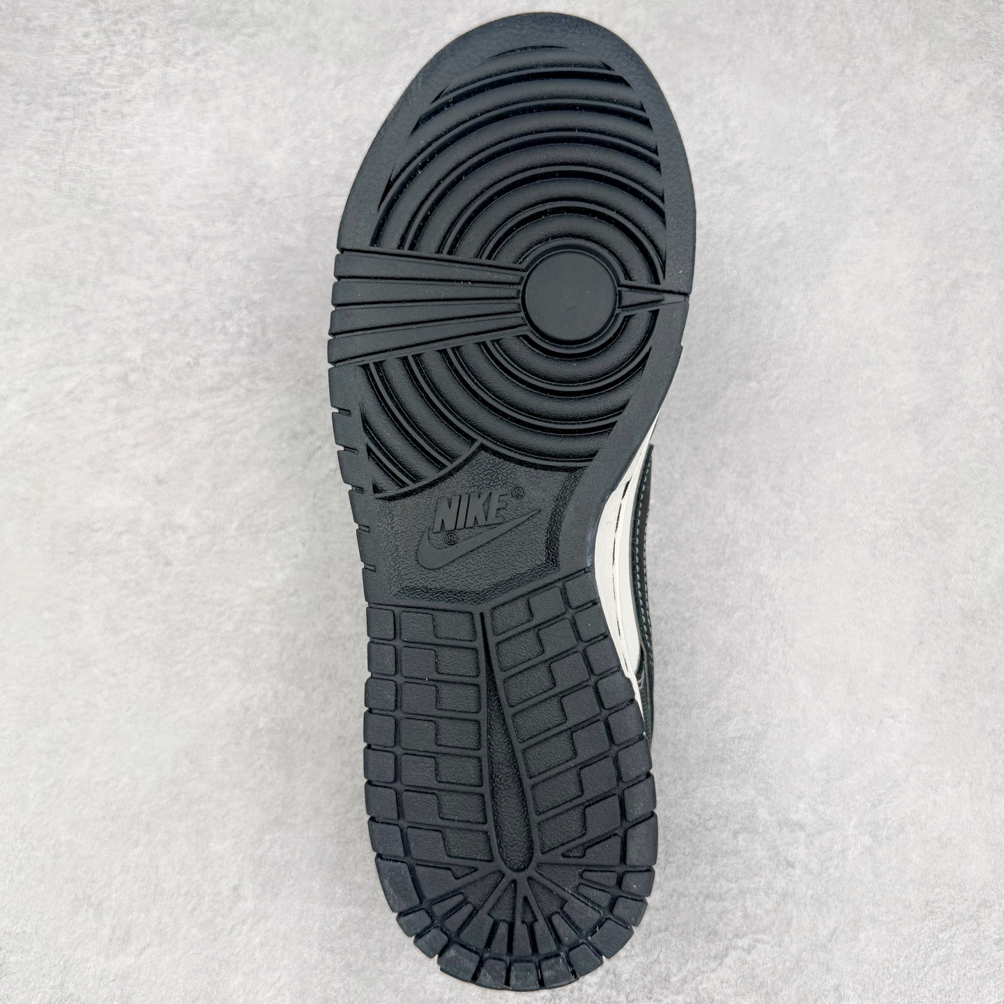 图片[9]-＃YC纯原 NK Dunk Low 云绫墨锦 BW1220-004 当东方水墨魂注入西式经典廓形，米白腰身呼应古典绢帛，泼洒流云暗纹，黑白哲学永不退潮。看似帆布的触感，实则是顶级皮革的逆向操作，成就当代「以皮作布」绝技，纯黑Swoosh如飞白一笔，足跟处匡威式黑线修饰，是跨越时空的默契。定制系列天花板 无原鞋不开发 全系列得物原鞋一比一校对开发 配色持续更新中 终端对接 优势输出 全套原厂楦头原纸板数据档案倾力打造 原汁原味莞产 极致还原 圈内最强针车工艺 高端零售指定版 广东原厂配套原盒原标 鞋盒分三个尺码段 原厂冲刀 超高清洁度 全鞋零毛边皮料切割 采用原厂百宏鞋带以及原厂百宏织唛舌标 内标可供原厂几率过验 进口原装条纹中底布 四线拉帮白色点胶 原厂拉帮手法遵循公司 原厂电绣 极致还原 尺码：36 36.5 37.5 38 38.5 39 40 40.5 41 42 42.5 43 44 44.5 45 46-选品中心