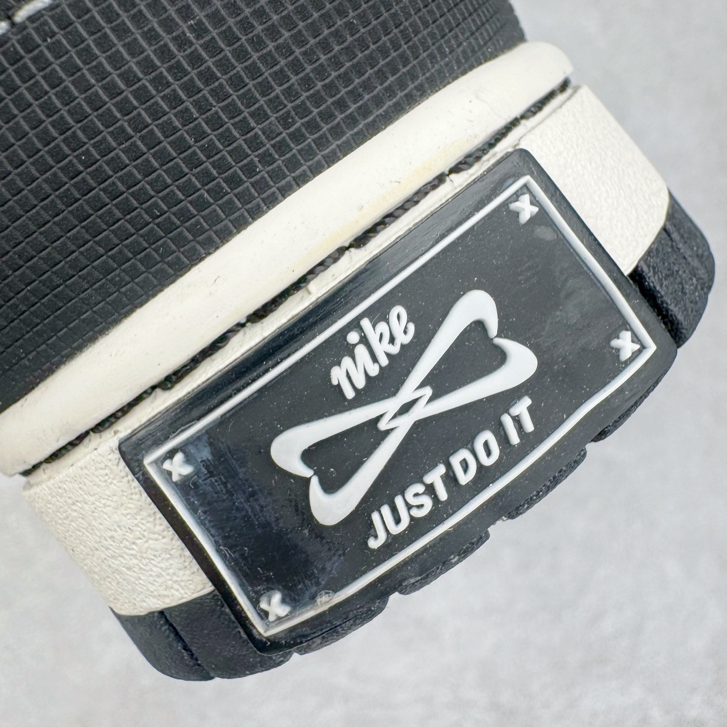 图片[16]-＃YC纯原 NK Dunk Low 云绫墨锦 BW1220-004 当东方水墨魂注入西式经典廓形，米白腰身呼应古典绢帛，泼洒流云暗纹，黑白哲学永不退潮。看似帆布的触感，实则是顶级皮革的逆向操作，成就当代「以皮作布」绝技，纯黑Swoosh如飞白一笔，足跟处匡威式黑线修饰，是跨越时空的默契。定制系列天花板 无原鞋不开发 全系列得物原鞋一比一校对开发 配色持续更新中 终端对接 优势输出 全套原厂楦头原纸板数据档案倾力打造 原汁原味莞产 极致还原 圈内最强针车工艺 高端零售指定版 广东原厂配套原盒原标 鞋盒分三个尺码段 原厂冲刀 超高清洁度 全鞋零毛边皮料切割 采用原厂百宏鞋带以及原厂百宏织唛舌标 内标可供原厂几率过验 进口原装条纹中底布 四线拉帮白色点胶 原厂拉帮手法遵循公司 原厂电绣 极致还原 尺码：36 36.5 37.5 38 38.5 39 40 40.5 41 42 42.5 43 44 44.5 45 46-选品中心