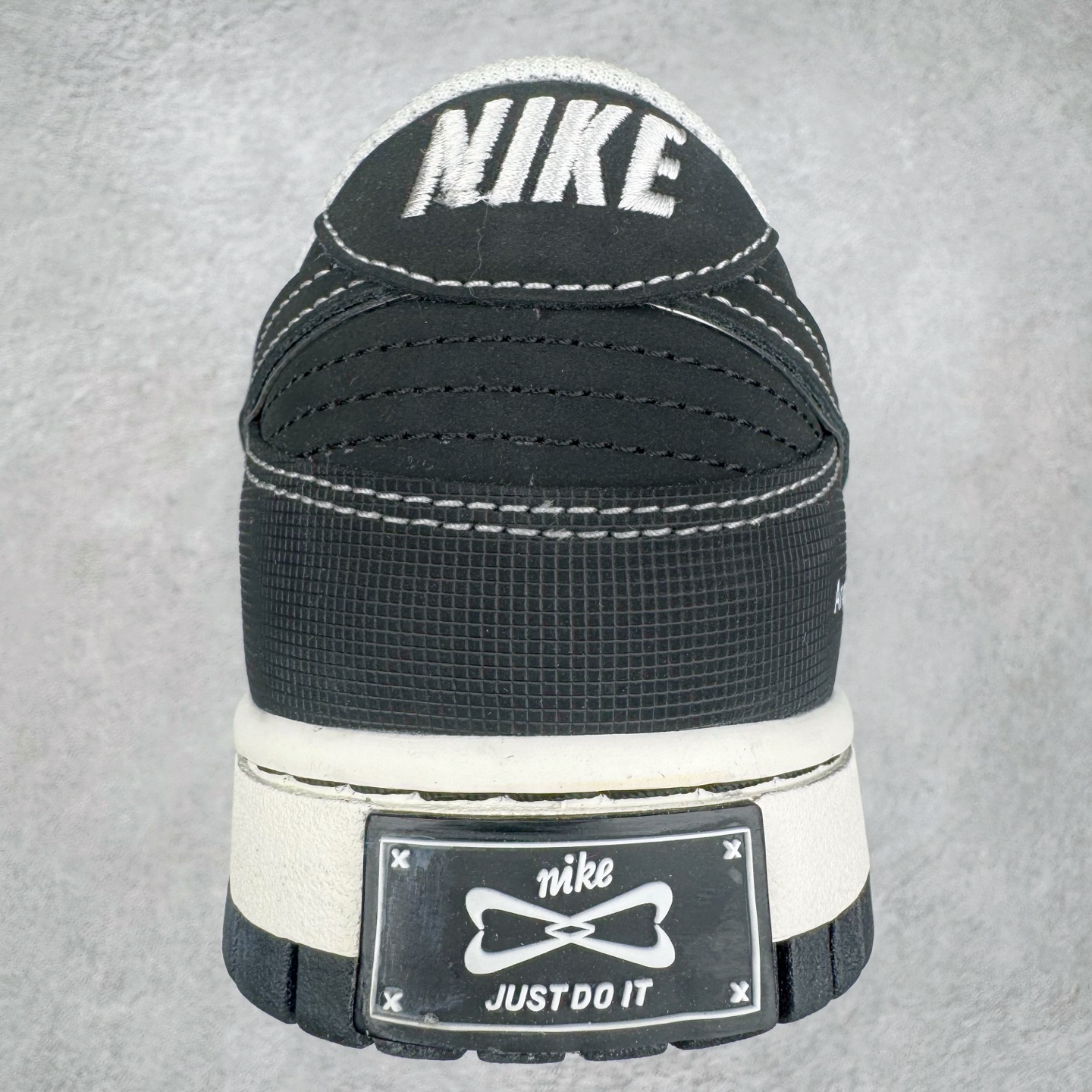 图片[8]-＃YC纯原 NK Dunk Low 云绫墨锦 BW1220-004 当东方水墨魂注入西式经典廓形，米白腰身呼应古典绢帛，泼洒流云暗纹，黑白哲学永不退潮。看似帆布的触感，实则是顶级皮革的逆向操作，成就当代「以皮作布」绝技，纯黑Swoosh如飞白一笔，足跟处匡威式黑线修饰，是跨越时空的默契。定制系列天花板 无原鞋不开发 全系列得物原鞋一比一校对开发 配色持续更新中 终端对接 优势输出 全套原厂楦头原纸板数据档案倾力打造 原汁原味莞产 极致还原 圈内最强针车工艺 高端零售指定版 广东原厂配套原盒原标 鞋盒分三个尺码段 原厂冲刀 超高清洁度 全鞋零毛边皮料切割 采用原厂百宏鞋带以及原厂百宏织唛舌标 内标可供原厂几率过验 进口原装条纹中底布 四线拉帮白色点胶 原厂拉帮手法遵循公司 原厂电绣 极致还原 尺码：36 36.5 37.5 38 38.5 39 40 40.5 41 42 42.5 43 44 44.5 45 46-选品中心