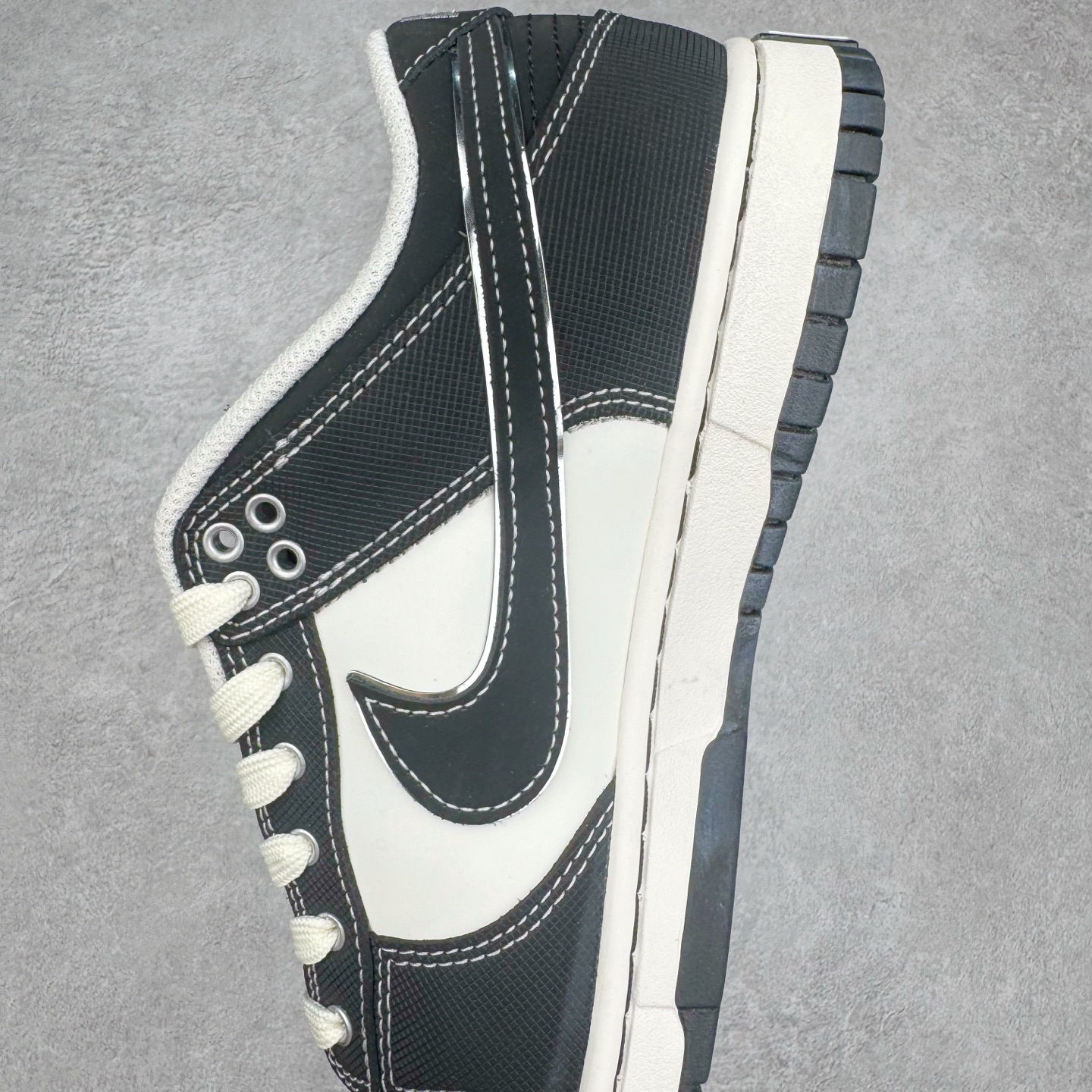 图片[7]-＃YC纯原 NK Dunk Low 云绫墨锦 BW1220-004 当东方水墨魂注入西式经典廓形，米白腰身呼应古典绢帛，泼洒流云暗纹，黑白哲学永不退潮。看似帆布的触感，实则是顶级皮革的逆向操作，成就当代「以皮作布」绝技，纯黑Swoosh如飞白一笔，足跟处匡威式黑线修饰，是跨越时空的默契。定制系列天花板 无原鞋不开发 全系列得物原鞋一比一校对开发 配色持续更新中 终端对接 优势输出 全套原厂楦头原纸板数据档案倾力打造 原汁原味莞产 极致还原 圈内最强针车工艺 高端零售指定版 广东原厂配套原盒原标 鞋盒分三个尺码段 原厂冲刀 超高清洁度 全鞋零毛边皮料切割 采用原厂百宏鞋带以及原厂百宏织唛舌标 内标可供原厂几率过验 进口原装条纹中底布 四线拉帮白色点胶 原厂拉帮手法遵循公司 原厂电绣 极致还原 尺码：36 36.5 37.5 38 38.5 39 40 40.5 41 42 42.5 43 44 44.5 45 46-选品中心