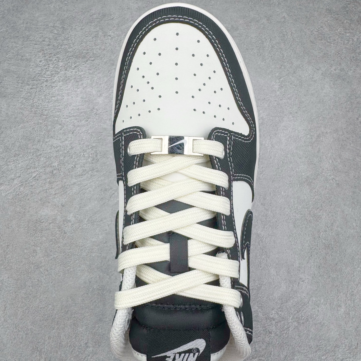 图片[4]-＃YC纯原 NK Dunk Low 云绫墨锦 BW1220-004 当东方水墨魂注入西式经典廓形，米白腰身呼应古典绢帛，泼洒流云暗纹，黑白哲学永不退潮。看似帆布的触感，实则是顶级皮革的逆向操作，成就当代「以皮作布」绝技，纯黑Swoosh如飞白一笔，足跟处匡威式黑线修饰，是跨越时空的默契。定制系列天花板 无原鞋不开发 全系列得物原鞋一比一校对开发 配色持续更新中 终端对接 优势输出 全套原厂楦头原纸板数据档案倾力打造 原汁原味莞产 极致还原 圈内最强针车工艺 高端零售指定版 广东原厂配套原盒原标 鞋盒分三个尺码段 原厂冲刀 超高清洁度 全鞋零毛边皮料切割 采用原厂百宏鞋带以及原厂百宏织唛舌标 内标可供原厂几率过验 进口原装条纹中底布 四线拉帮白色点胶 原厂拉帮手法遵循公司 原厂电绣 极致还原 尺码：36 36.5 37.5 38 38.5 39 40 40.5 41 42 42.5 43 44 44.5 45 46-选品中心