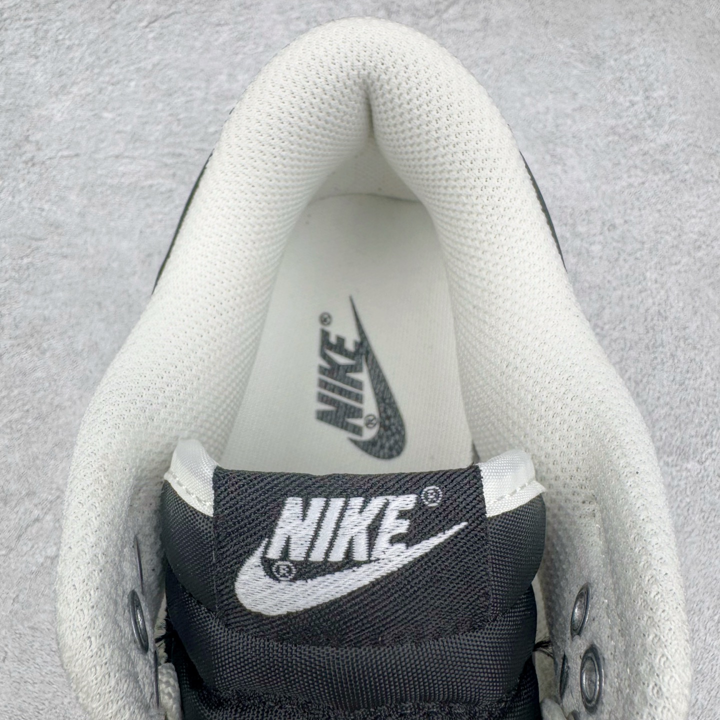 图片[13]-＃YC纯原 NK Dunk Low 云绫墨锦 BW1220-004 当东方水墨魂注入西式经典廓形，米白腰身呼应古典绢帛，泼洒流云暗纹，黑白哲学永不退潮。看似帆布的触感，实则是顶级皮革的逆向操作，成就当代「以皮作布」绝技，纯黑Swoosh如飞白一笔，足跟处匡威式黑线修饰，是跨越时空的默契。定制系列天花板 无原鞋不开发 全系列得物原鞋一比一校对开发 配色持续更新中 终端对接 优势输出 全套原厂楦头原纸板数据档案倾力打造 原汁原味莞产 极致还原 圈内最强针车工艺 高端零售指定版 广东原厂配套原盒原标 鞋盒分三个尺码段 原厂冲刀 超高清洁度 全鞋零毛边皮料切割 采用原厂百宏鞋带以及原厂百宏织唛舌标 内标可供原厂几率过验 进口原装条纹中底布 四线拉帮白色点胶 原厂拉帮手法遵循公司 原厂电绣 极致还原 尺码：36 36.5 37.5 38 38.5 39 40 40.5 41 42 42.5 43 44 44.5 45 46-选品中心