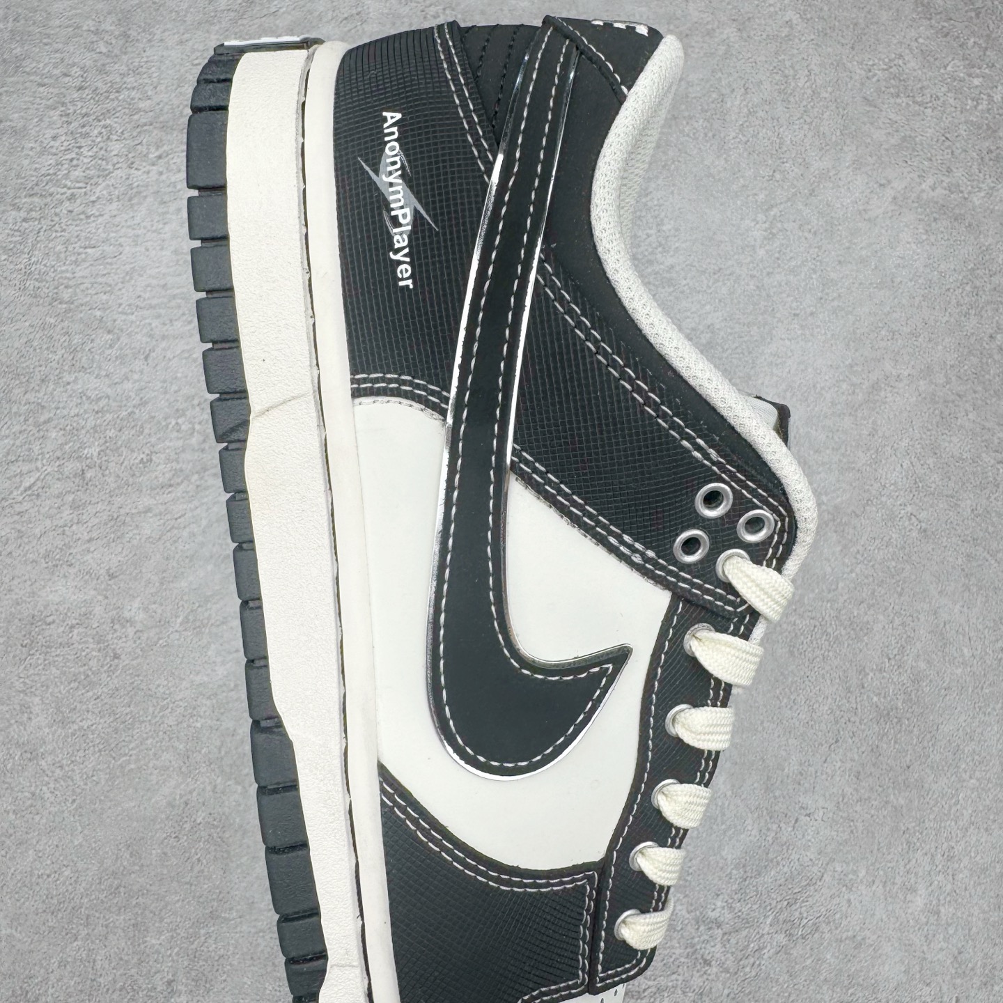 图片[6]-＃YC纯原 NK Dunk Low 云绫墨锦 BW1220-004 当东方水墨魂注入西式经典廓形，米白腰身呼应古典绢帛，泼洒流云暗纹，黑白哲学永不退潮。看似帆布的触感，实则是顶级皮革的逆向操作，成就当代「以皮作布」绝技，纯黑Swoosh如飞白一笔，足跟处匡威式黑线修饰，是跨越时空的默契。定制系列天花板 无原鞋不开发 全系列得物原鞋一比一校对开发 配色持续更新中 终端对接 优势输出 全套原厂楦头原纸板数据档案倾力打造 原汁原味莞产 极致还原 圈内最强针车工艺 高端零售指定版 广东原厂配套原盒原标 鞋盒分三个尺码段 原厂冲刀 超高清洁度 全鞋零毛边皮料切割 采用原厂百宏鞋带以及原厂百宏织唛舌标 内标可供原厂几率过验 进口原装条纹中底布 四线拉帮白色点胶 原厂拉帮手法遵循公司 原厂电绣 极致还原 尺码：36 36.5 37.5 38 38.5 39 40 40.5 41 42 42.5 43 44 44.5 45 46-选品中心
