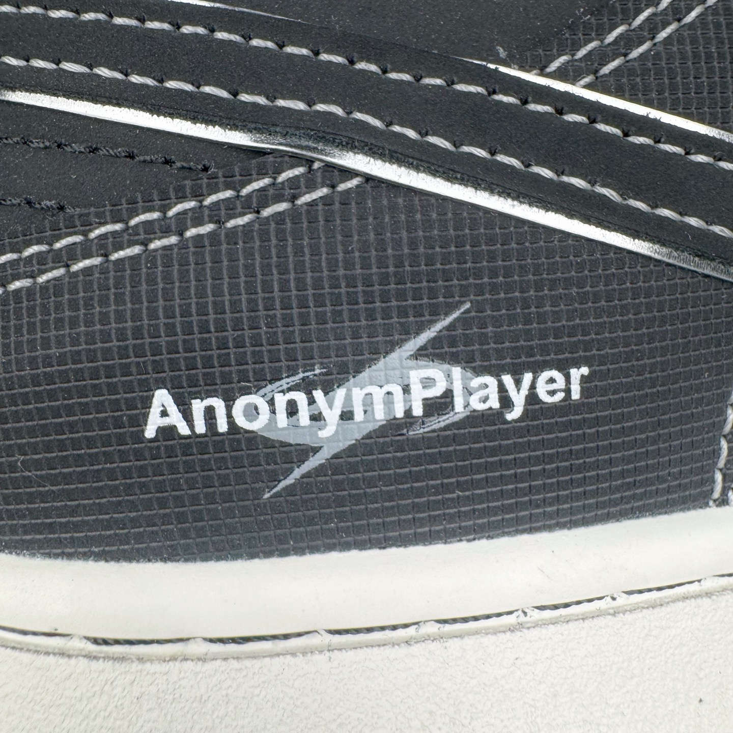 图片[18]-＃YC纯原 NK Dunk Low 云绫墨锦 BW1220-004 当东方水墨魂注入西式经典廓形，米白腰身呼应古典绢帛，泼洒流云暗纹，黑白哲学永不退潮。看似帆布的触感，实则是顶级皮革的逆向操作，成就当代「以皮作布」绝技，纯黑Swoosh如飞白一笔，足跟处匡威式黑线修饰，是跨越时空的默契。定制系列天花板 无原鞋不开发 全系列得物原鞋一比一校对开发 配色持续更新中 终端对接 优势输出 全套原厂楦头原纸板数据档案倾力打造 原汁原味莞产 极致还原 圈内最强针车工艺 高端零售指定版 广东原厂配套原盒原标 鞋盒分三个尺码段 原厂冲刀 超高清洁度 全鞋零毛边皮料切割 采用原厂百宏鞋带以及原厂百宏织唛舌标 内标可供原厂几率过验 进口原装条纹中底布 四线拉帮白色点胶 原厂拉帮手法遵循公司 原厂电绣 极致还原 尺码：36 36.5 37.5 38 38.5 39 40 40.5 41 42 42.5 43 44 44.5 45 46-选品中心