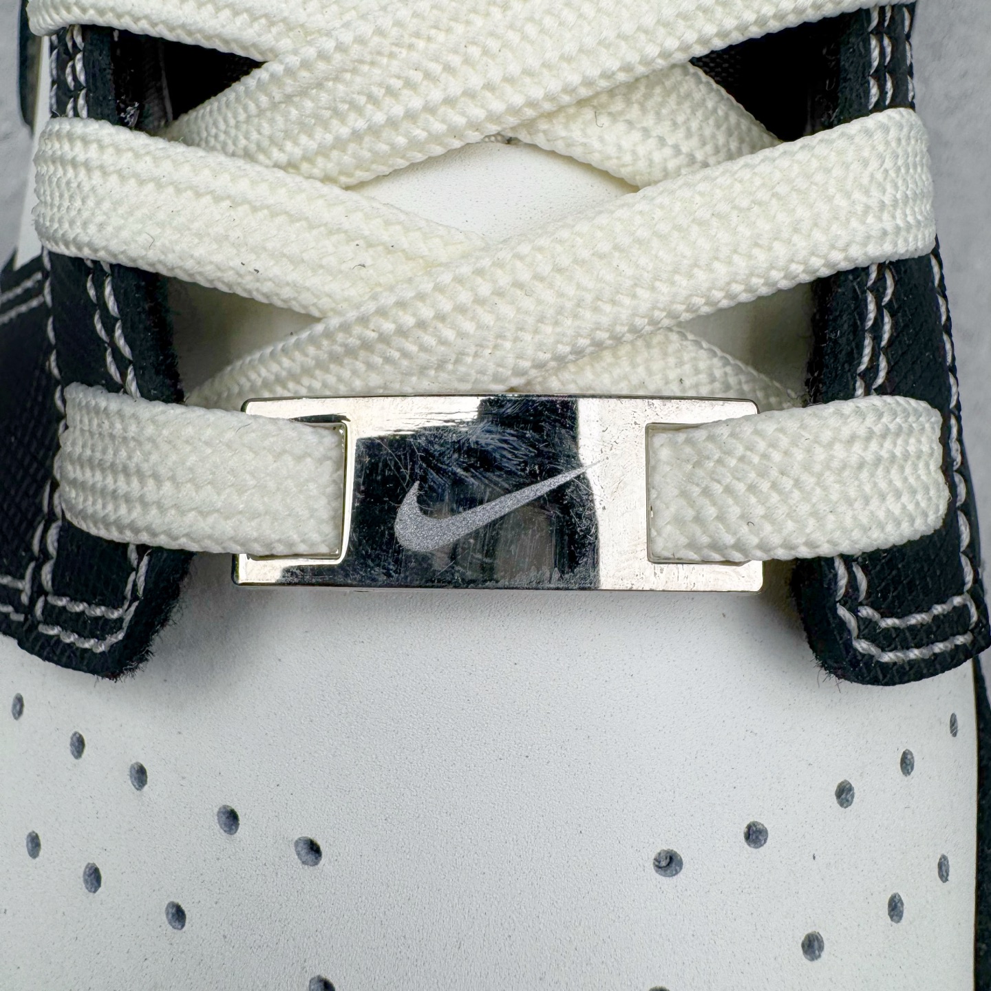 图片[14]-＃YC纯原 NK Dunk Low 云绫墨锦 BW1220-004 当东方水墨魂注入西式经典廓形，米白腰身呼应古典绢帛，泼洒流云暗纹，黑白哲学永不退潮。看似帆布的触感，实则是顶级皮革的逆向操作，成就当代「以皮作布」绝技，纯黑Swoosh如飞白一笔，足跟处匡威式黑线修饰，是跨越时空的默契。定制系列天花板 无原鞋不开发 全系列得物原鞋一比一校对开发 配色持续更新中 终端对接 优势输出 全套原厂楦头原纸板数据档案倾力打造 原汁原味莞产 极致还原 圈内最强针车工艺 高端零售指定版 广东原厂配套原盒原标 鞋盒分三个尺码段 原厂冲刀 超高清洁度 全鞋零毛边皮料切割 采用原厂百宏鞋带以及原厂百宏织唛舌标 内标可供原厂几率过验 进口原装条纹中底布 四线拉帮白色点胶 原厂拉帮手法遵循公司 原厂电绣 极致还原 尺码：36 36.5 37.5 38 38.5 39 40 40.5 41 42 42.5 43 44 44.5 45 46-选品中心