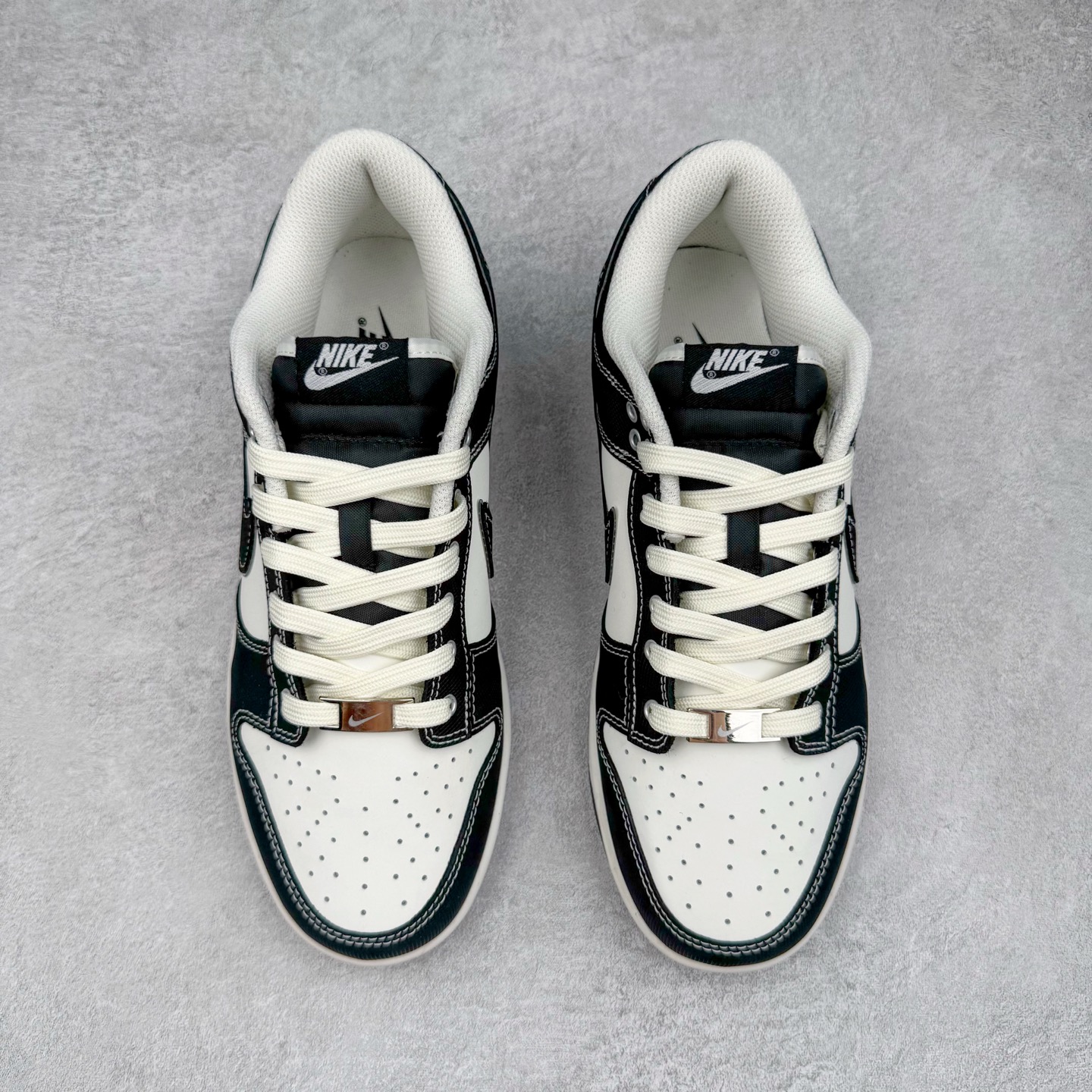 图片[2]-＃YC纯原 NK Dunk Low 云绫墨锦 BW1220-004 当东方水墨魂注入西式经典廓形，米白腰身呼应古典绢帛，泼洒流云暗纹，黑白哲学永不退潮。看似帆布的触感，实则是顶级皮革的逆向操作，成就当代「以皮作布」绝技，纯黑Swoosh如飞白一笔，足跟处匡威式黑线修饰，是跨越时空的默契。定制系列天花板 无原鞋不开发 全系列得物原鞋一比一校对开发 配色持续更新中 终端对接 优势输出 全套原厂楦头原纸板数据档案倾力打造 原汁原味莞产 极致还原 圈内最强针车工艺 高端零售指定版 广东原厂配套原盒原标 鞋盒分三个尺码段 原厂冲刀 超高清洁度 全鞋零毛边皮料切割 采用原厂百宏鞋带以及原厂百宏织唛舌标 内标可供原厂几率过验 进口原装条纹中底布 四线拉帮白色点胶 原厂拉帮手法遵循公司 原厂电绣 极致还原 尺码：36 36.5 37.5 38 38.5 39 40 40.5 41 42 42.5 43 44 44.5 45 46-选品中心