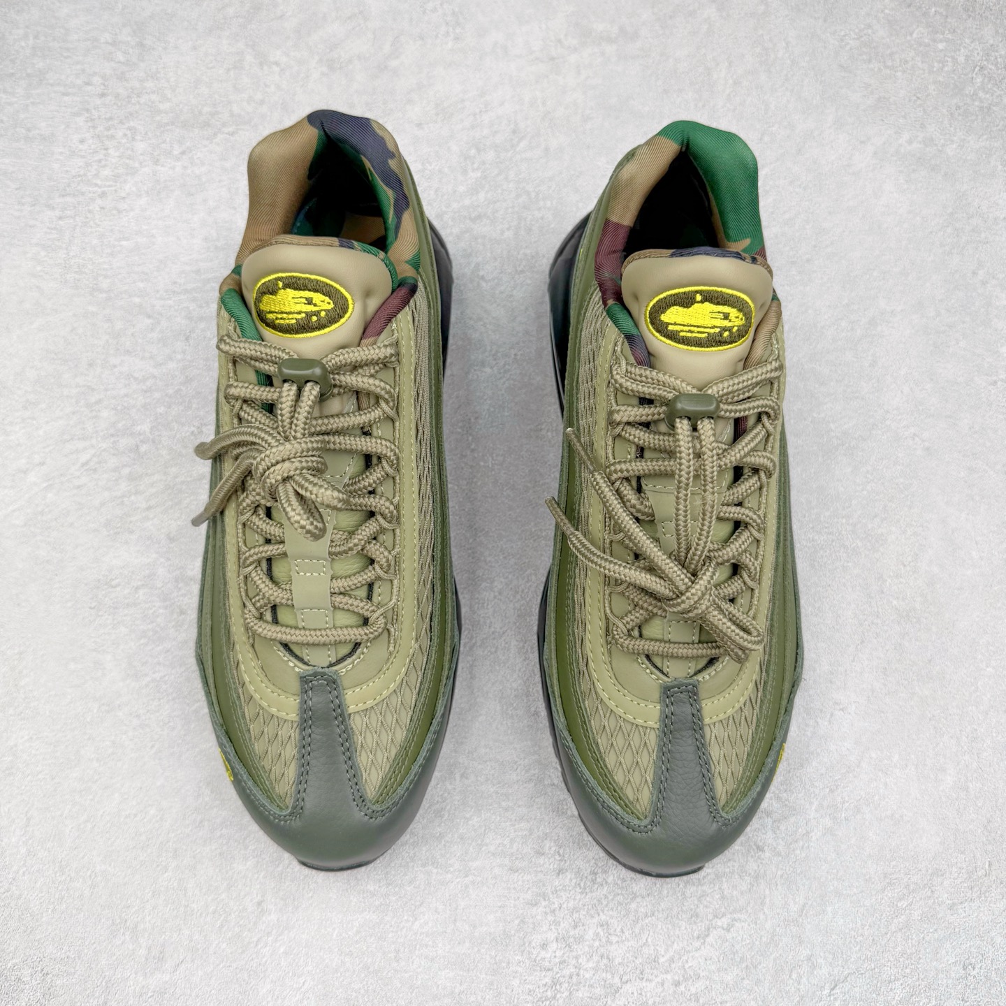 图片[2]-＃GX纯原 Corteiz x NK Air Max 95 联名复古舒适气垫运动鞋 黑绿 FB2709-300 经典重温 外单专供大厂出品 品质稳定 一百余色 终端操作 鞋款设计灵感源于人体构造 中底设计基于人体的脊柱构造 是整体设计的核心 尼龙孔眼代表了肋骨 而分层式面板和网眼象征着肌肉纤维和肉体组织 Air Max 95采用了两个独立的吹塑成型的Air-Sole单元 并首次在前掌使用可视化气垫设计 Swoosh logo夜当作一个 点符号放在了鞋子的后帮位置 20年的发展让 AIR MAX 95有了不同的故事 20年后再度面向世人的时候 焕然一新的面貌 让人有了另外一种清新脱俗的感觉 尺码：40 40.5 41 42 42.5 43 44 44.5 45 45.5 46 47.5 48.5-选品中心