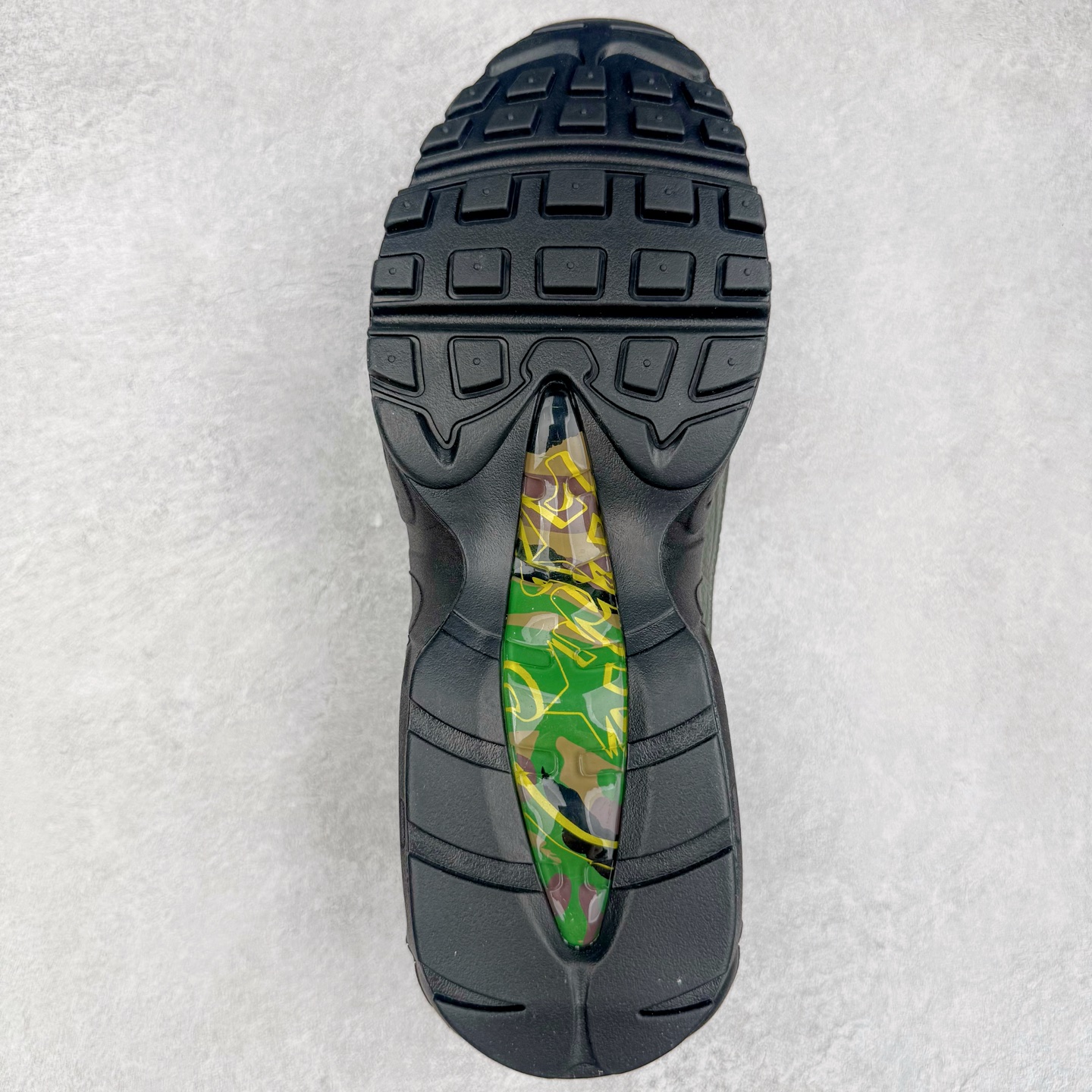 图片[9]-＃GX纯原 Corteiz x NK Air Max 95 联名复古舒适气垫运动鞋 黑绿 FB2709-300 经典重温 外单专供大厂出品 品质稳定 一百余色 终端操作 鞋款设计灵感源于人体构造 中底设计基于人体的脊柱构造 是整体设计的核心 尼龙孔眼代表了肋骨 而分层式面板和网眼象征着肌肉纤维和肉体组织 Air Max 95采用了两个独立的吹塑成型的Air-Sole单元 并首次在前掌使用可视化气垫设计 Swoosh logo夜当作一个 点符号放在了鞋子的后帮位置 20年的发展让 AIR MAX 95有了不同的故事 20年后再度面向世人的时候 焕然一新的面貌 让人有了另外一种清新脱俗的感觉 尺码：40 40.5 41 42 42.5 43 44 44.5 45 45.5 46 47.5 48.5-选品中心