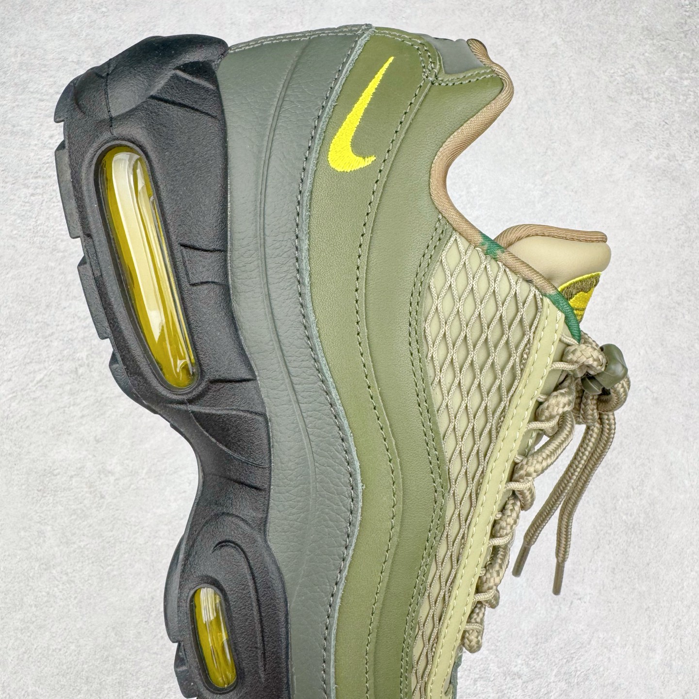 图片[6]-＃GX纯原 Corteiz x NK Air Max 95 联名复古舒适气垫运动鞋 黑绿 FB2709-300 经典重温 外单专供大厂出品 品质稳定 一百余色 终端操作 鞋款设计灵感源于人体构造 中底设计基于人体的脊柱构造 是整体设计的核心 尼龙孔眼代表了肋骨 而分层式面板和网眼象征着肌肉纤维和肉体组织 Air Max 95采用了两个独立的吹塑成型的Air-Sole单元 并首次在前掌使用可视化气垫设计 Swoosh logo夜当作一个 点符号放在了鞋子的后帮位置 20年的发展让 AIR MAX 95有了不同的故事 20年后再度面向世人的时候 焕然一新的面貌 让人有了另外一种清新脱俗的感觉 尺码：40 40.5 41 42 42.5 43 44 44.5 45 45.5 46 47.5 48.5-选品中心