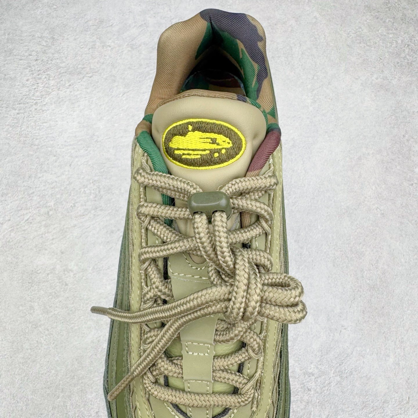 图片[5]-＃GX纯原 Corteiz x NK Air Max 95 联名复古舒适气垫运动鞋 黑绿 FB2709-300 经典重温 外单专供大厂出品 品质稳定 一百余色 终端操作 鞋款设计灵感源于人体构造 中底设计基于人体的脊柱构造 是整体设计的核心 尼龙孔眼代表了肋骨 而分层式面板和网眼象征着肌肉纤维和肉体组织 Air Max 95采用了两个独立的吹塑成型的Air-Sole单元 并首次在前掌使用可视化气垫设计 Swoosh logo夜当作一个 点符号放在了鞋子的后帮位置 20年的发展让 AIR MAX 95有了不同的故事 20年后再度面向世人的时候 焕然一新的面貌 让人有了另外一种清新脱俗的感觉 尺码：40 40.5 41 42 42.5 43 44 44.5 45 45.5 46 47.5 48.5-选品中心